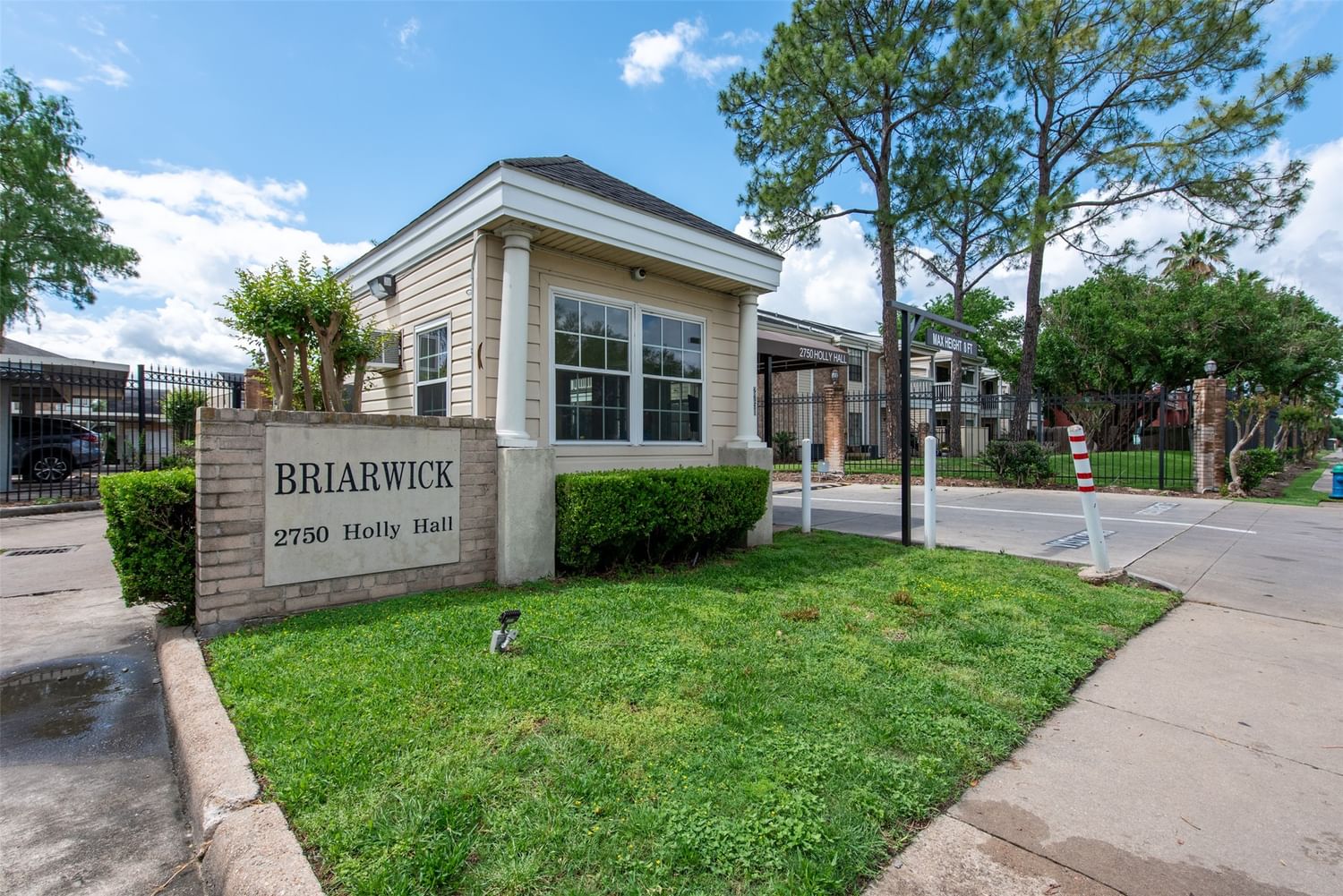 Real estate property located at 2750 Holly Hall #613, Harris, Briarwick Condo Ph 01, Houston, TX, US