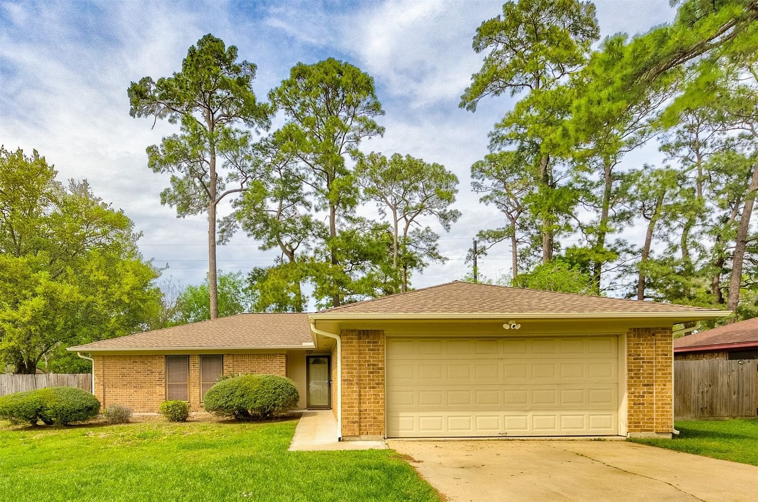 Real estate property located at 9811 Bayou Woods, Chambers, Pinehurst Sub, Baytown, TX, US