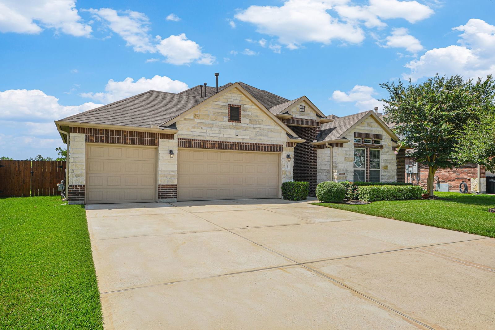 Real estate property located at 11810 Eagle Ridge, Chambers, Eagle Point Estate, Mont Belvieu, TX, US