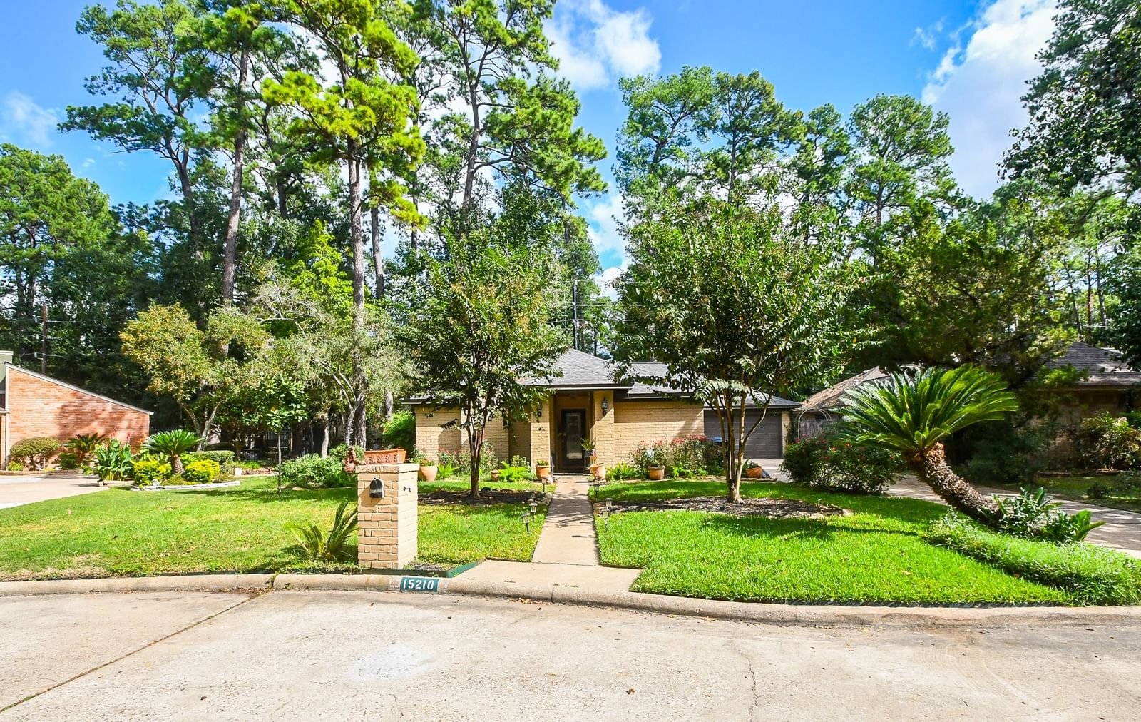 Real estate property located at 15210 Carols Way, Harris, Hunterwood Forest, Houston, TX, US