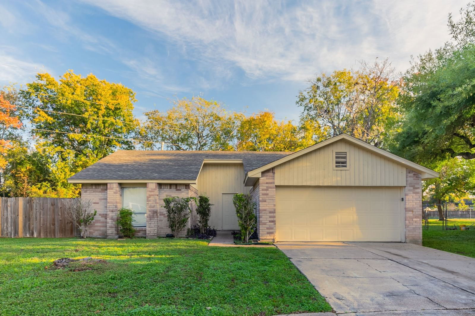 Real estate property located at 16402 Espinosa, Fort Bend, Mission West Sec 1, Houston, TX, US