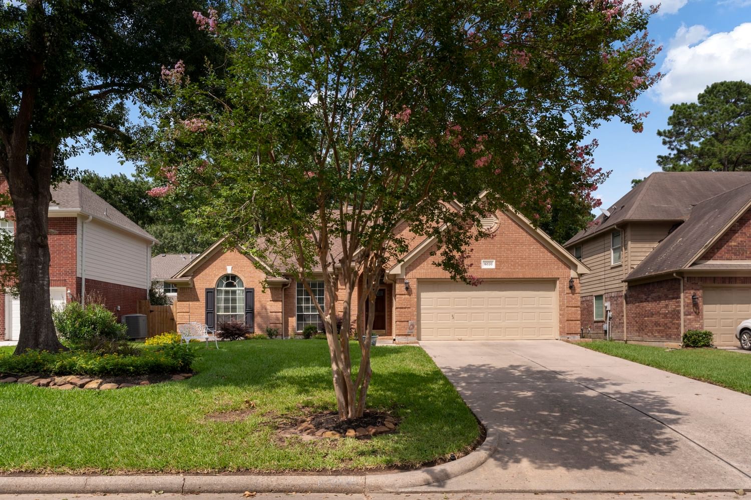 Real estate property located at 16030 Luxembourg, Harris, Majestic Oaks, Houston, TX, US