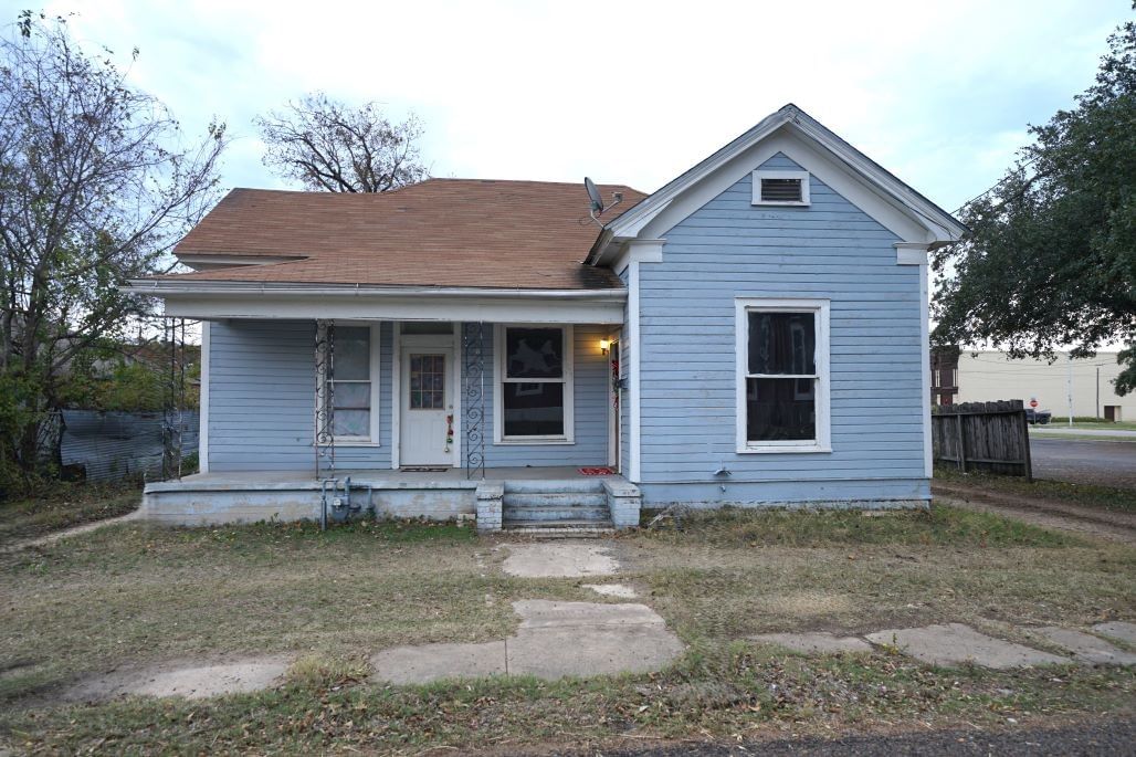 Real estate property located at 107 Crockett, Milam, Original Town, Cameron, TX, US