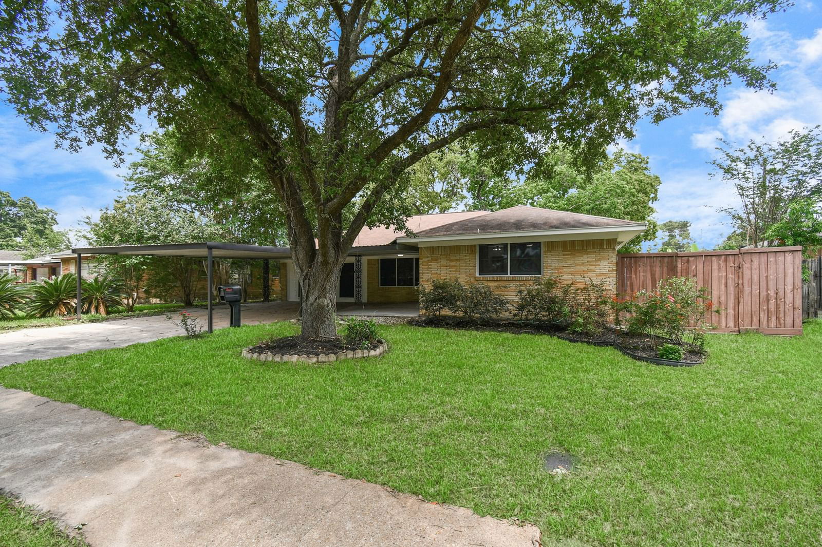 Real estate property located at 802 Mockingbird, Harris, Queens Oaks Sec 01, Pasadena, TX, US