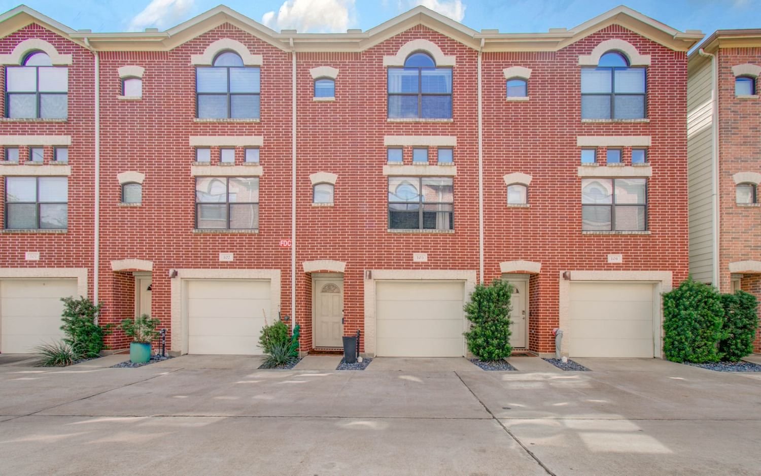 Real estate property located at 648 Westcross #103, Harris, Contemporary Garden Oaks Twnhse C, Houston, TX, US