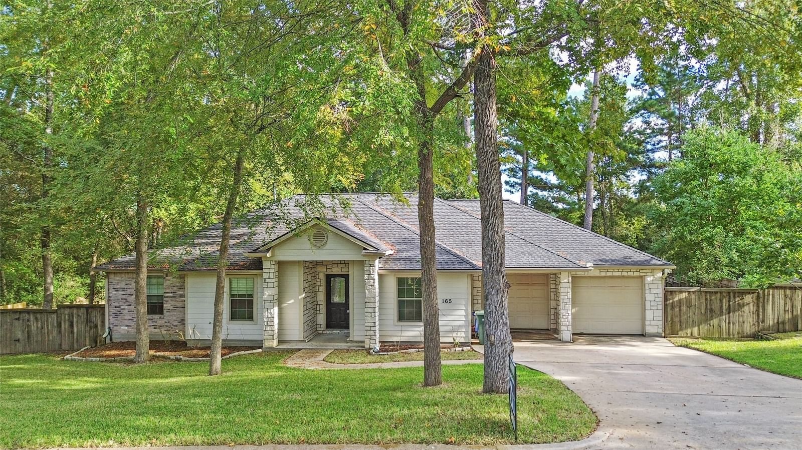 Real estate property located at 165 Broadmoor, Walker, Elkins Lake - Sec 4, Huntsville, TX, US