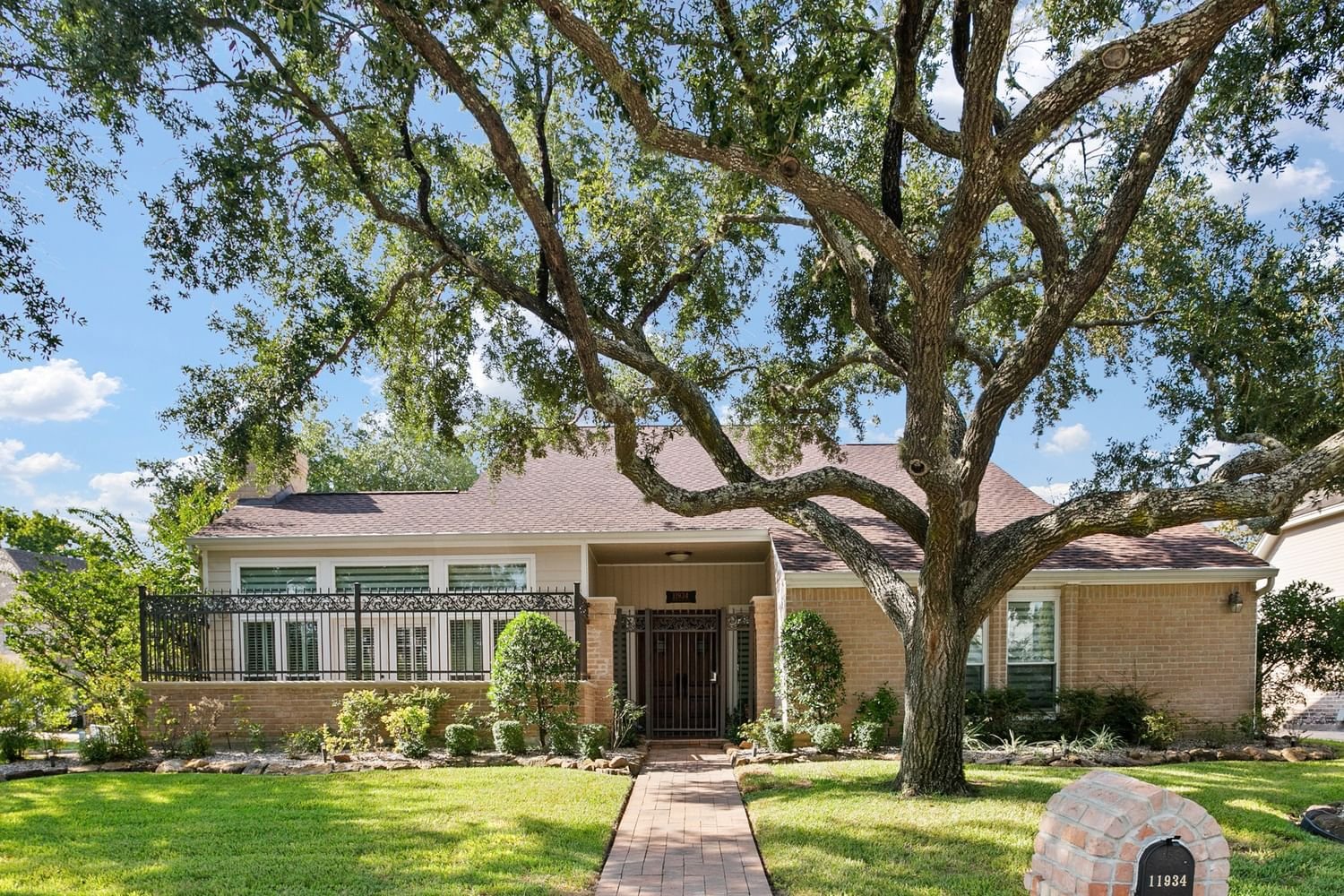 Real estate property located at 11934 Carriage Hill, Harris, Woods Lakeside, Houston, TX, US