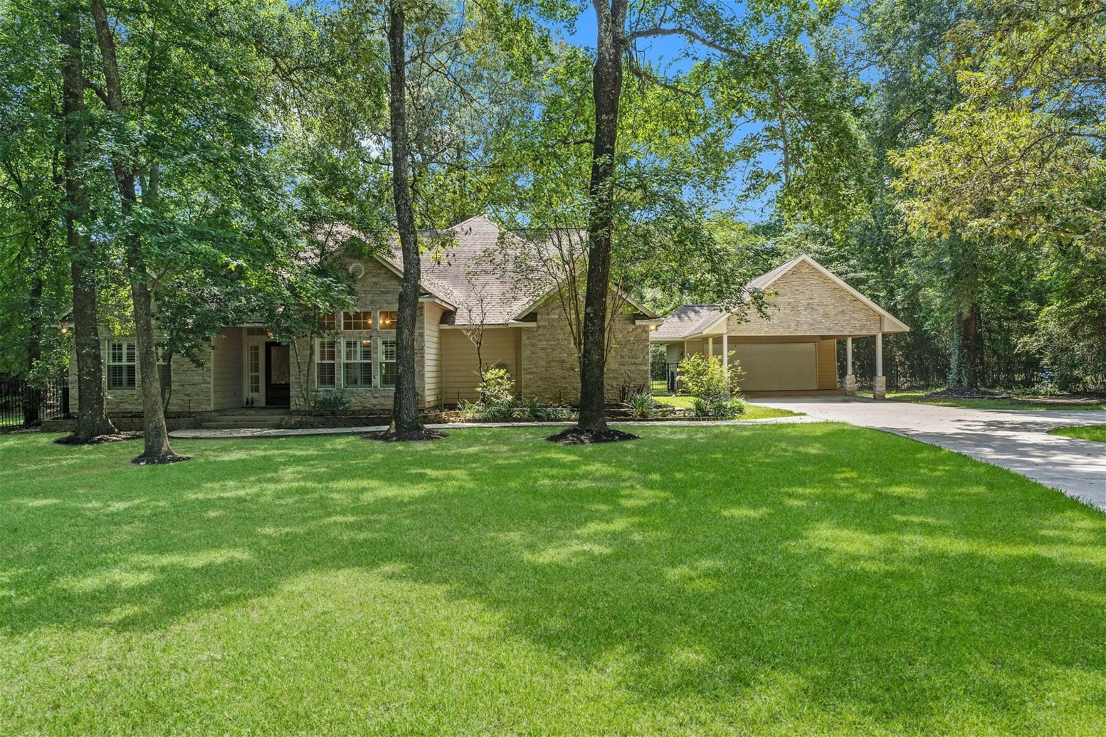 Real estate property located at 215 Hackberry, Montgomery, Country Forest, Magnolia, TX, US