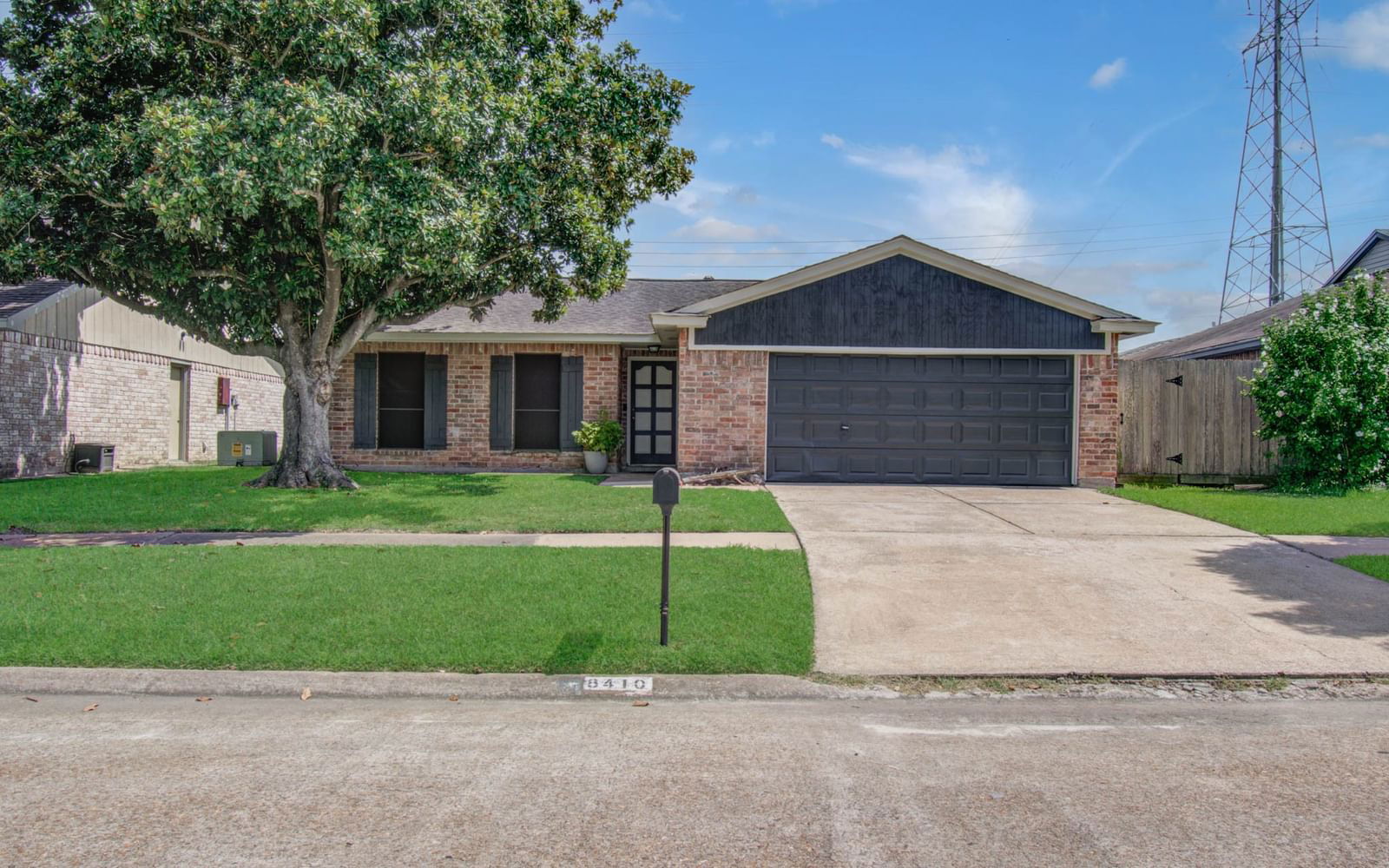 Real estate property located at 8410 Oakhaven, Harris, Brookglen Sec 02 R/P, La Porte, TX, US