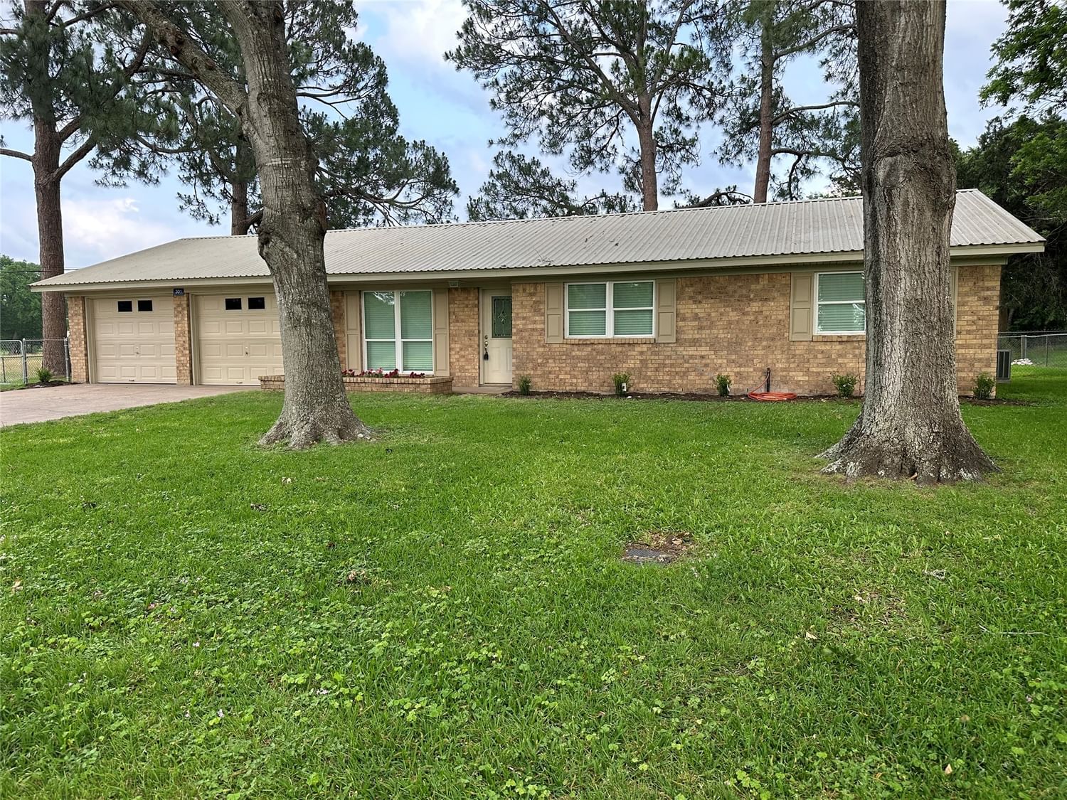 Real estate property located at 301 1st, Austin, /na, Wallis, TX, US