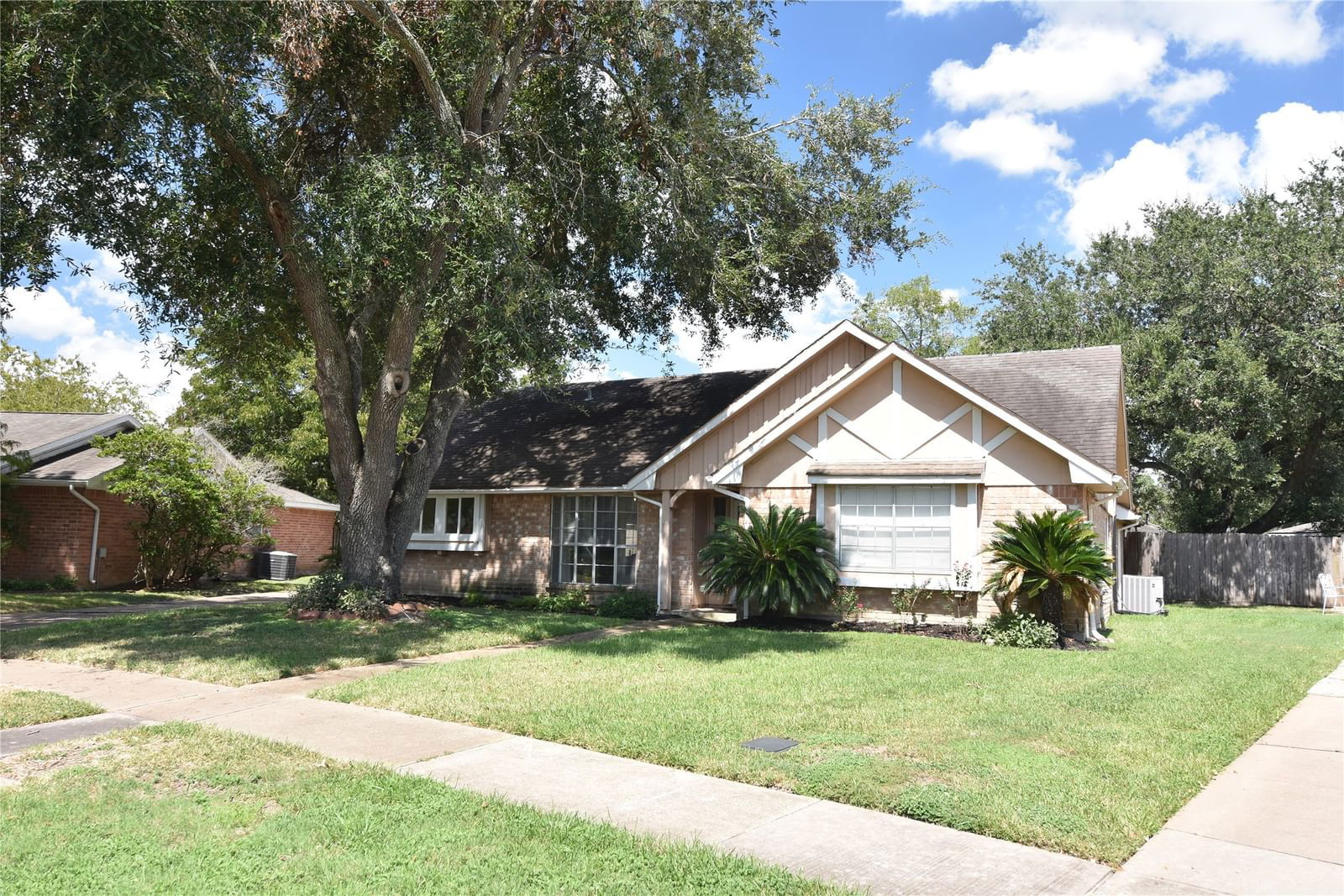 Real estate property located at 13902 Vinehill, Fort Bend, Covington Woods Sec 3, Sugar Land, TX, US