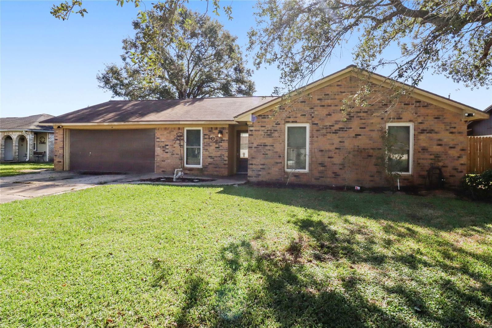 Real estate property located at 104 Meadowlark, Brazoria, Bayou Meadows, Angleton, TX, US