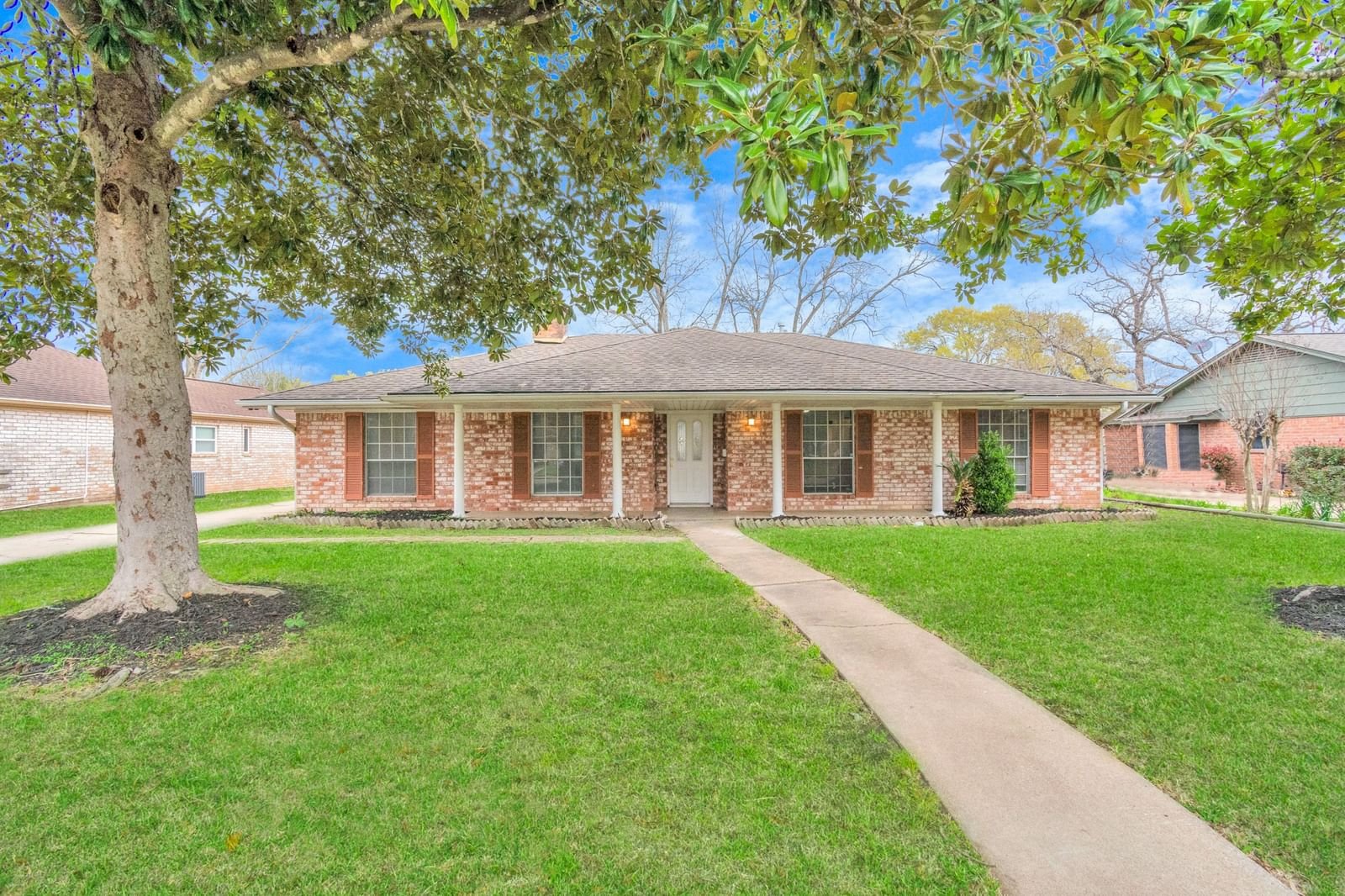 Real estate property located at 800 Fairway, Fort Bend, Country Club Estates Sec 2, Richmond, TX, US