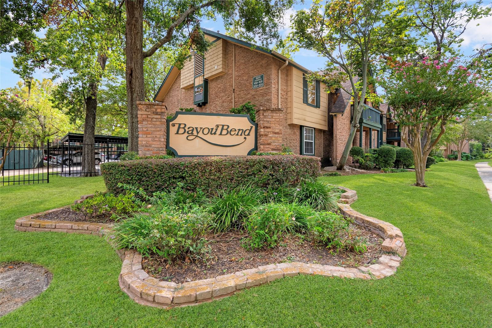 Real estate property located at 8211 Kingsbrook #100, Harris, Bayou Bend T/H Condo, Houston, TX, US