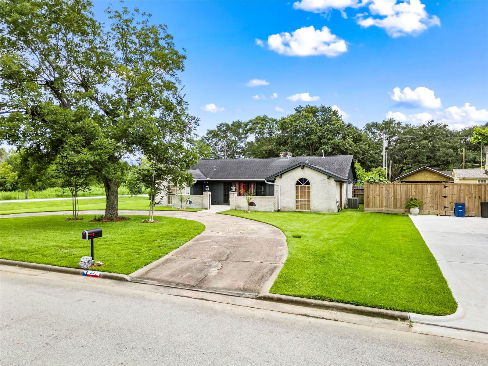 Real estate property located at 327 Edgewood, Galveston, Pecan Grove, League City, TX, US