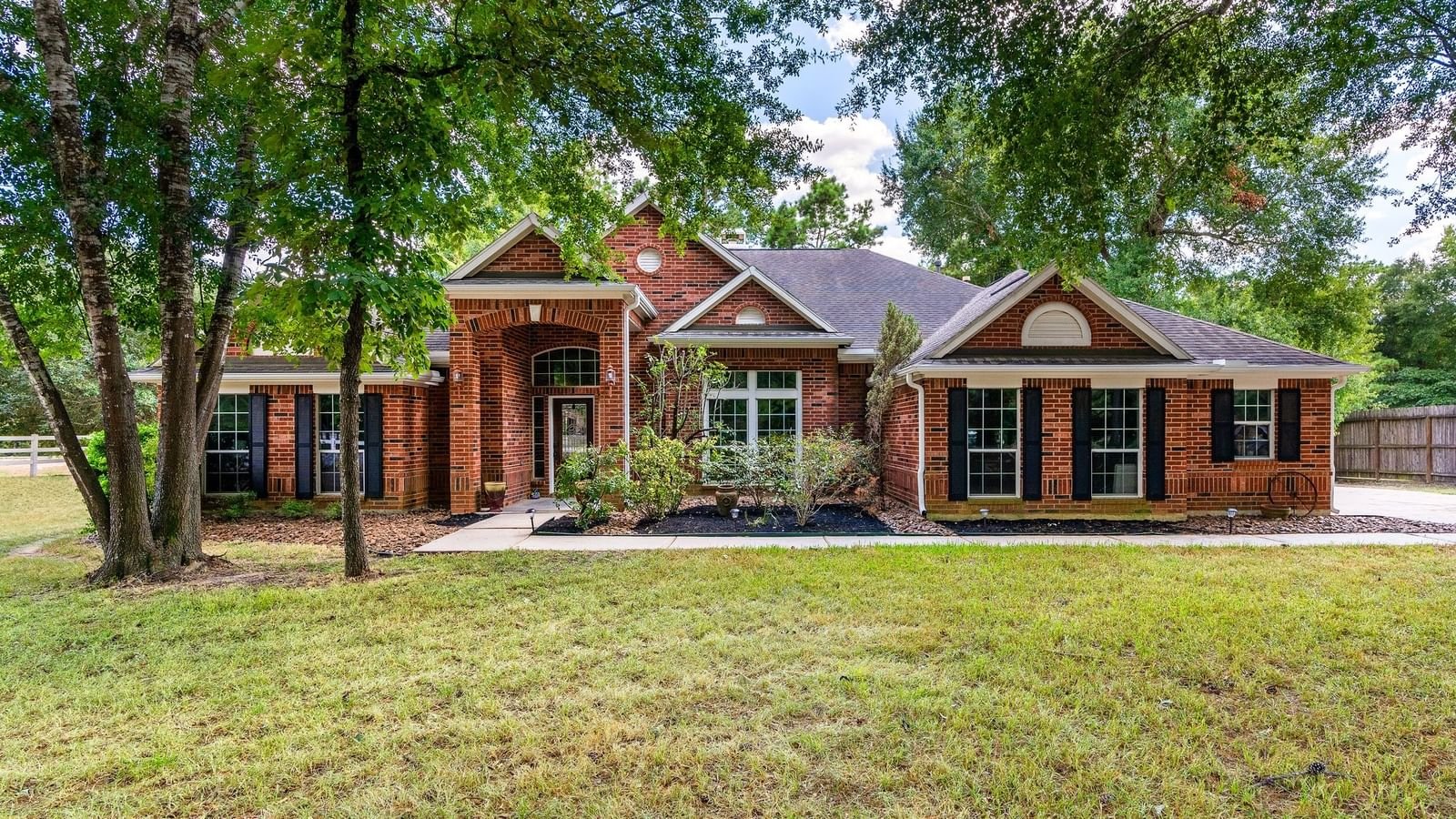 Real estate property located at 15505 Queen Elizabeth, Montgomery, Crown Oaks, Montgomery, TX, US