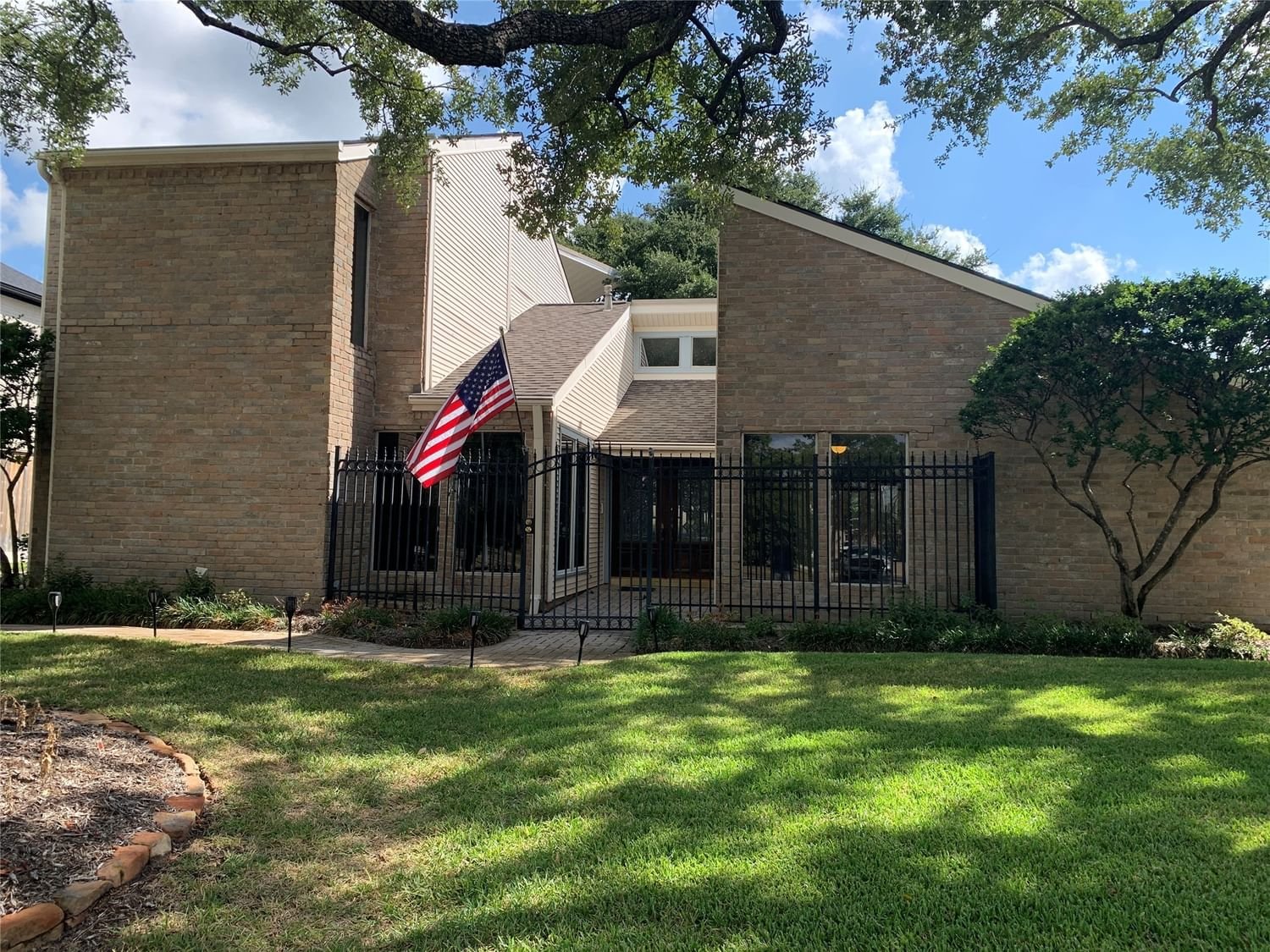 Real estate property located at 1619 Warwickshire, Harris, Country Village, Houston, TX, US