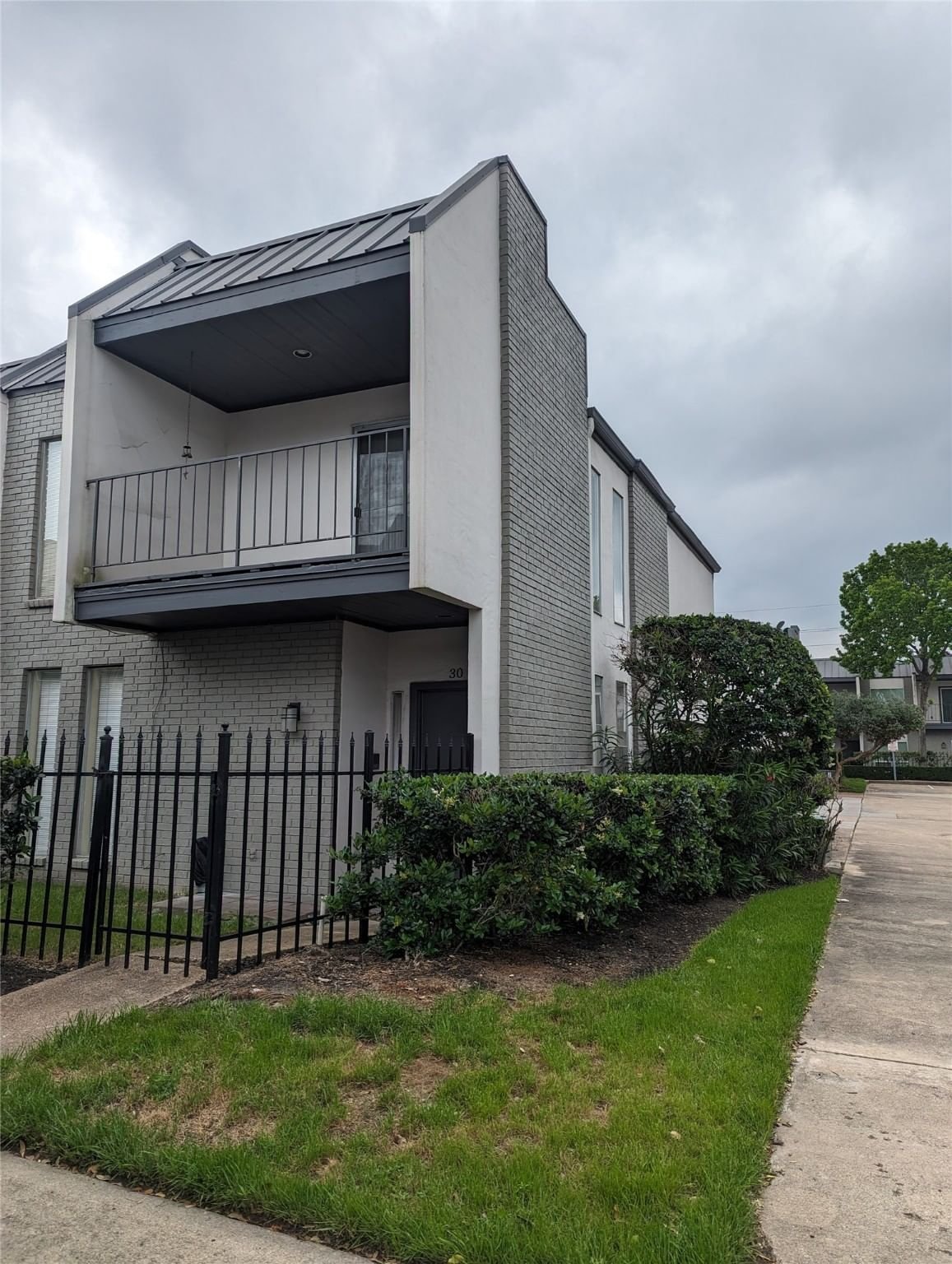 Real estate property located at 1300 Augusta #30, Harris, Chalet Royale T/H Condo, Houston, TX, US