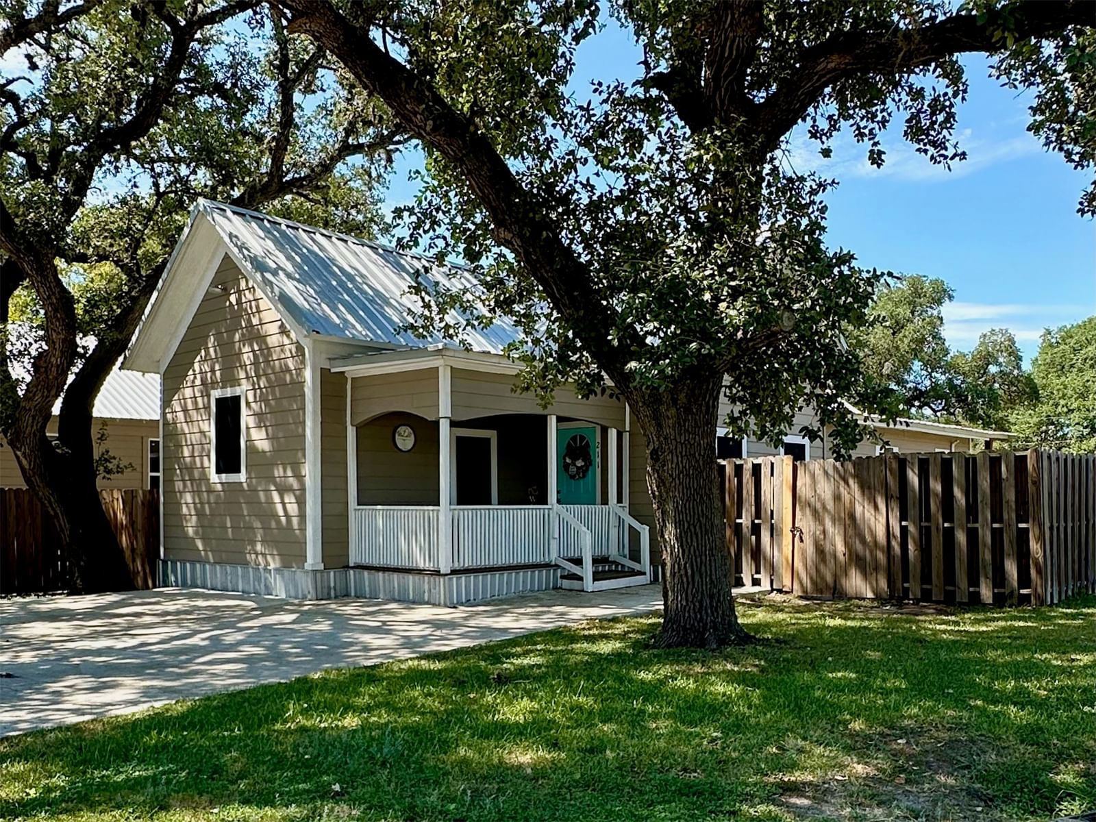 Real estate property located at 211 Hugo, Lavaca, Original Townsite, Yoakum, TX, US