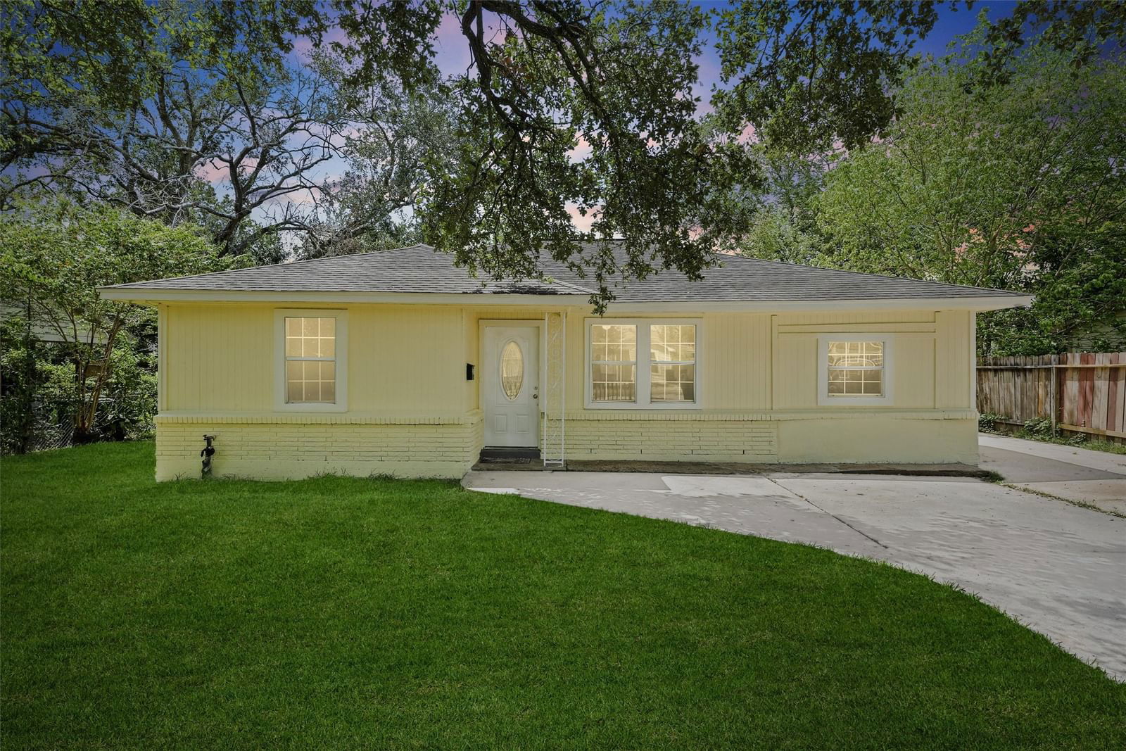 Real estate property located at 2823 Tidewater, Harris, Almeda Plaza Sec 03, Houston, TX, US