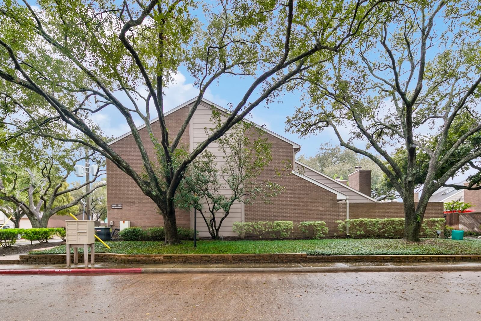 Real estate property located at 13807 Hollowgreen, Harris, Westhollow Villa T/H, Houston, TX, US