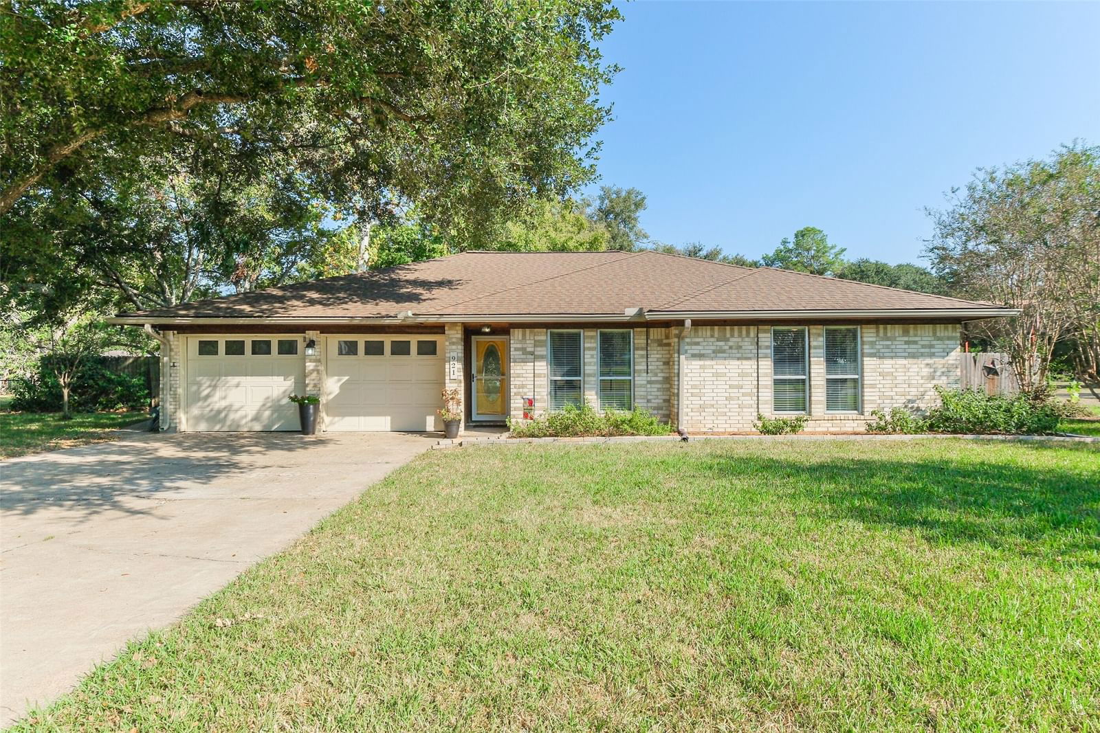 Real estate property located at 921 Bernard, Fort Bend, Stavinoha Sub, Rosenberg, TX, US