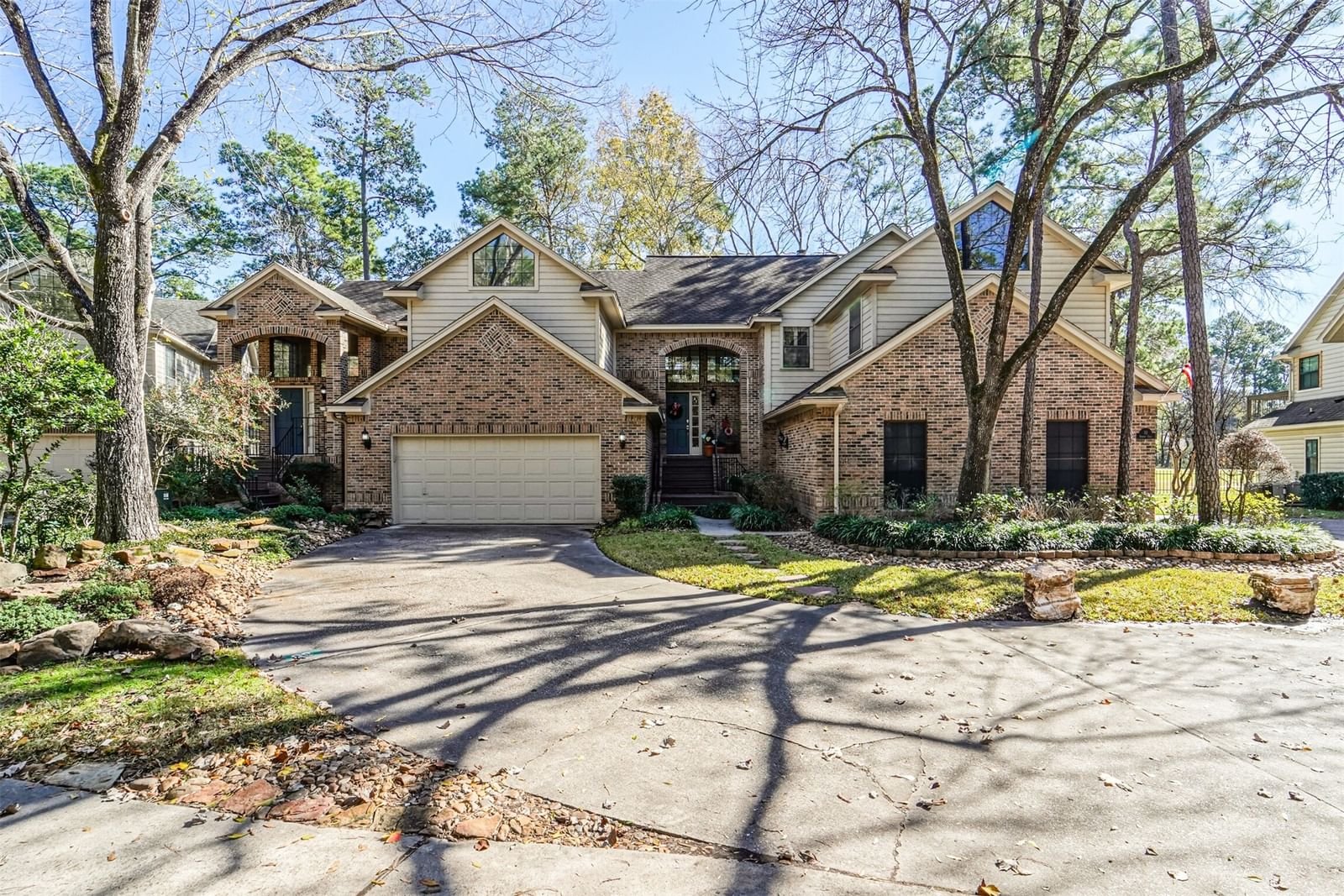 Real estate property located at 8 Fairway Oaks, Montgomery, Fairway Oak Townhomes, The Woodlands, TX, US