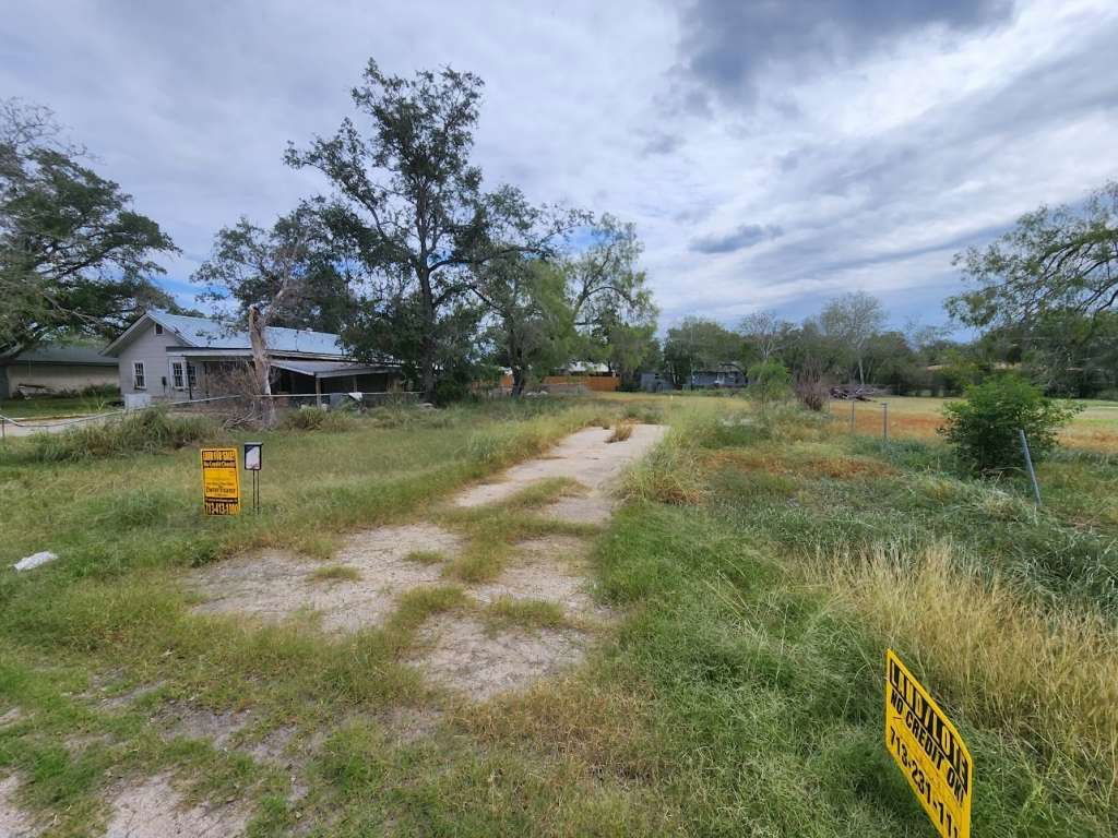 Real estate property located at 915 Brown, Live Oak, Morningside Add, George West, TX, US