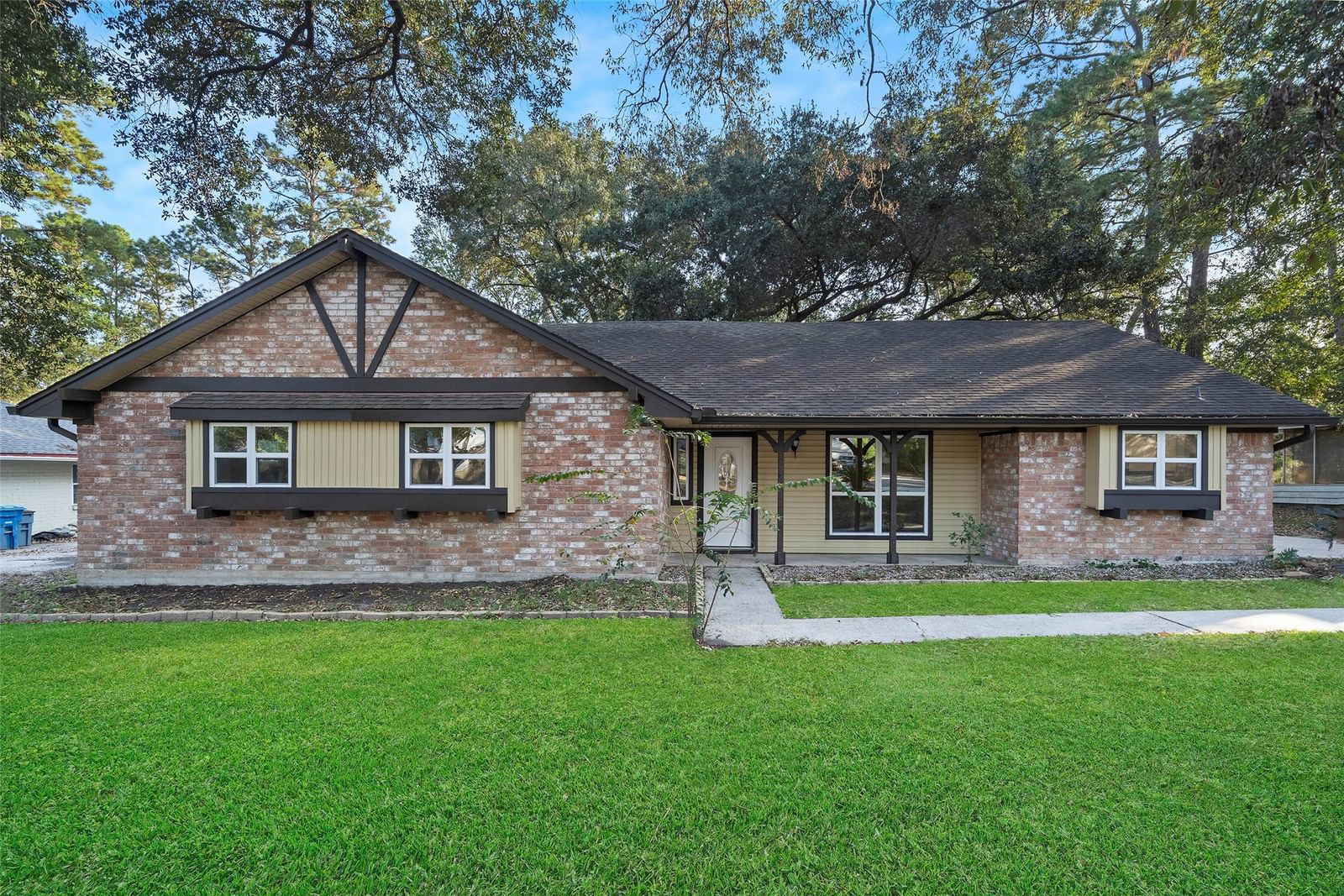 Real estate property located at 808 Brook Hollow, Montgomery, Riverbrook-Forest Hls Grn, Conroe, TX, US