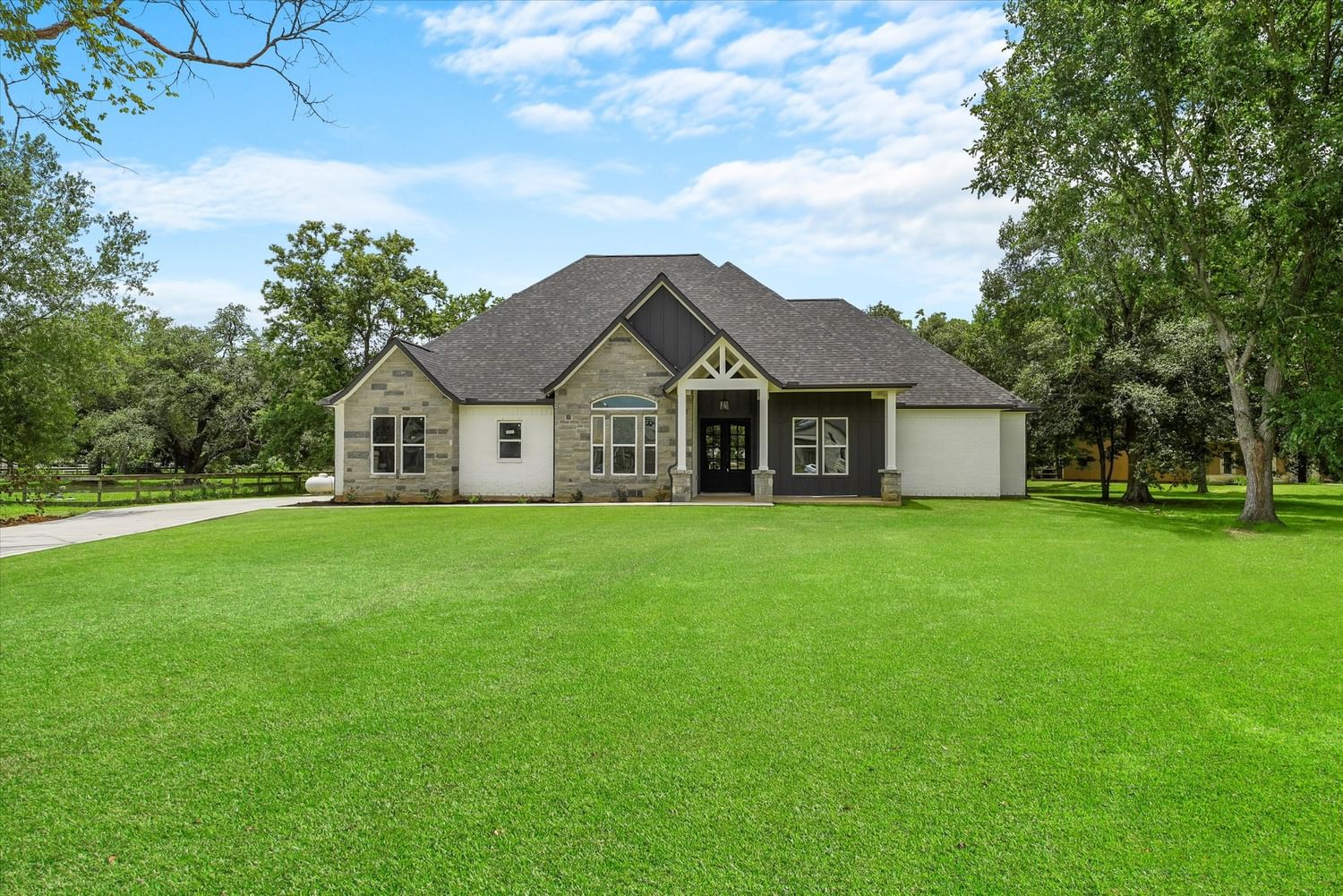 Real estate property located at 215 Lakeland Circle, Brazoria, The Oaks At Suncreek Estates, Rosharon, TX, US