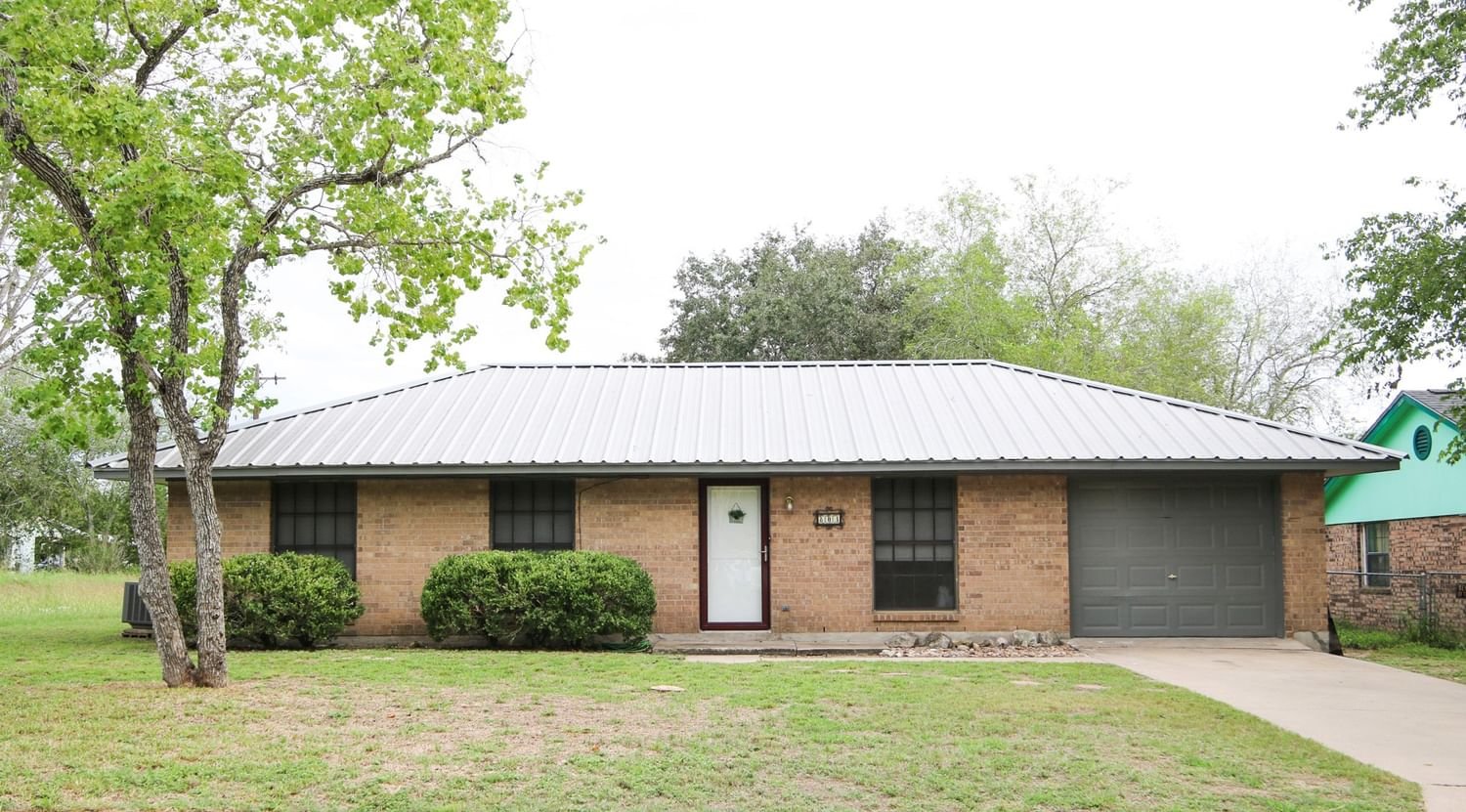 Real estate property located at 803 Hutchinson, Bee, MORRIS, Beeville, TX, US