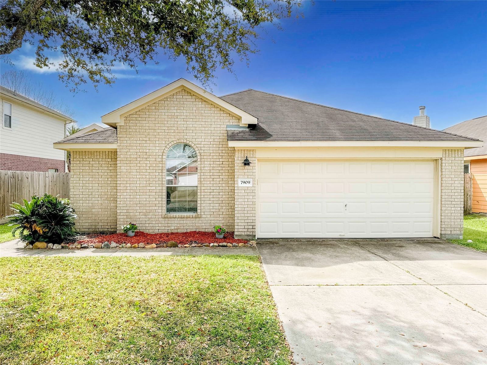 Real estate property located at 7909 Leaning Oak, Galveston, Amburn Oaks Sec 1 2004, Texas City, TX, US