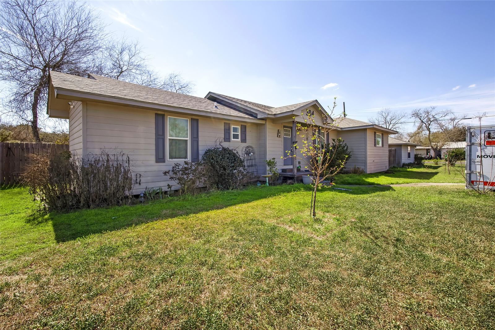 Real estate property located at 304 Inez, Bee, Jones Add, Beeville, TX, US