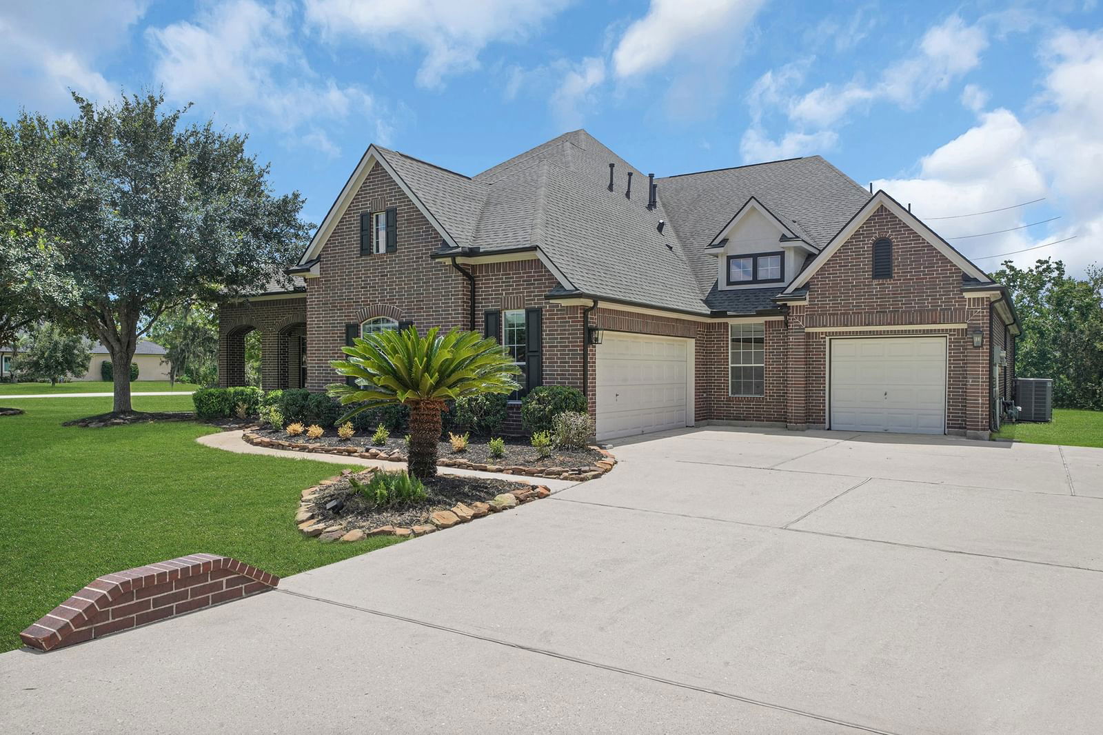 Real estate property located at 8830 Royal Crest, Fort Bend, Royal Lake Estates Sec 1, Richmond, TX, US