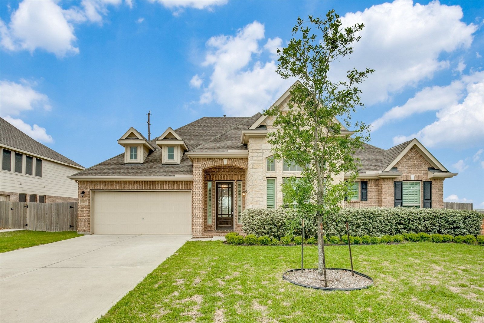 Real estate property located at 11811 Oakwood, Chambers, Mont Belvieu, TX, US