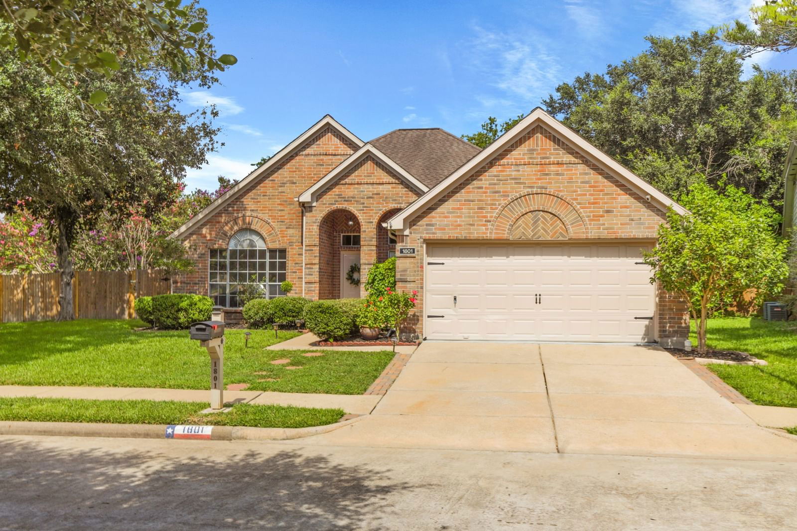 Real estate property located at 1801 Manor, Fort Bend, Villages Of Town Center, Rosenberg, TX, US