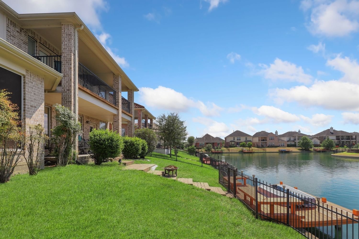 Real estate property located at 2210 Alassio Isle, Fort Bend, Lake Shore Harbour, Missouri City, TX, US