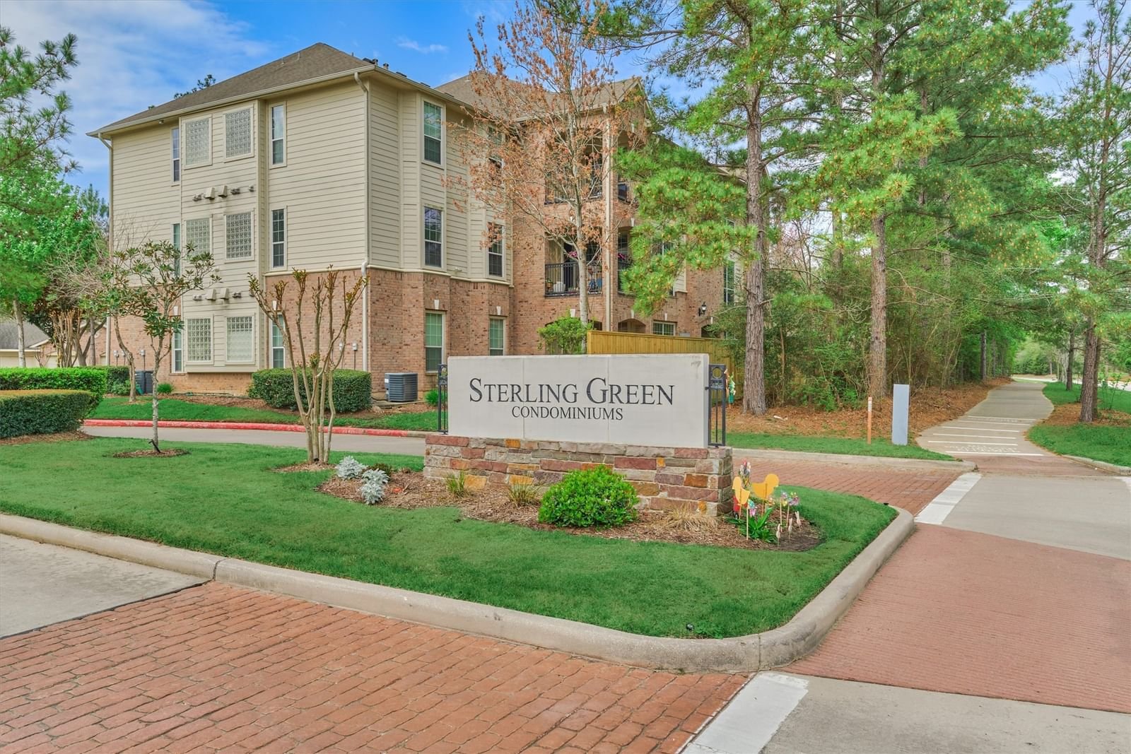 Real estate property located at 6607 Lake Woodlands #521, Montgomery, Condominiums At Sterling Green, The Woodlands, TX, US
