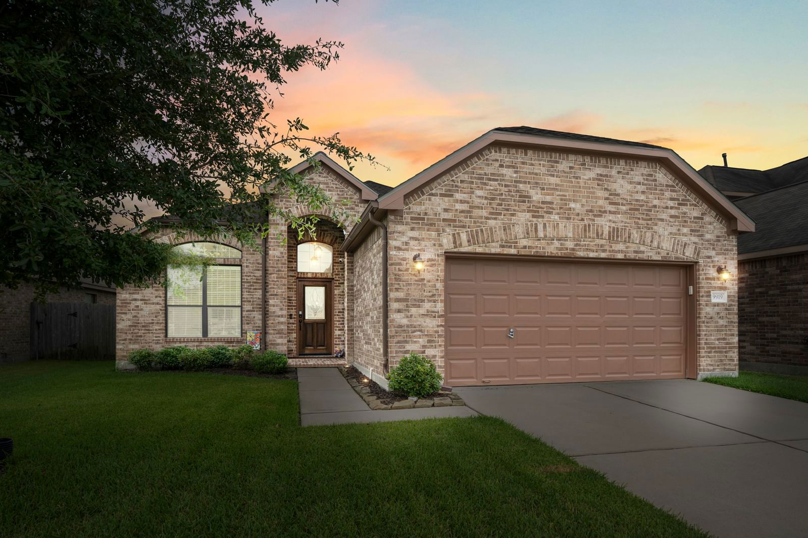 Real estate property located at 9919 Red Tamarack, Harris, Pine Trace Village, Tomball, TX, US