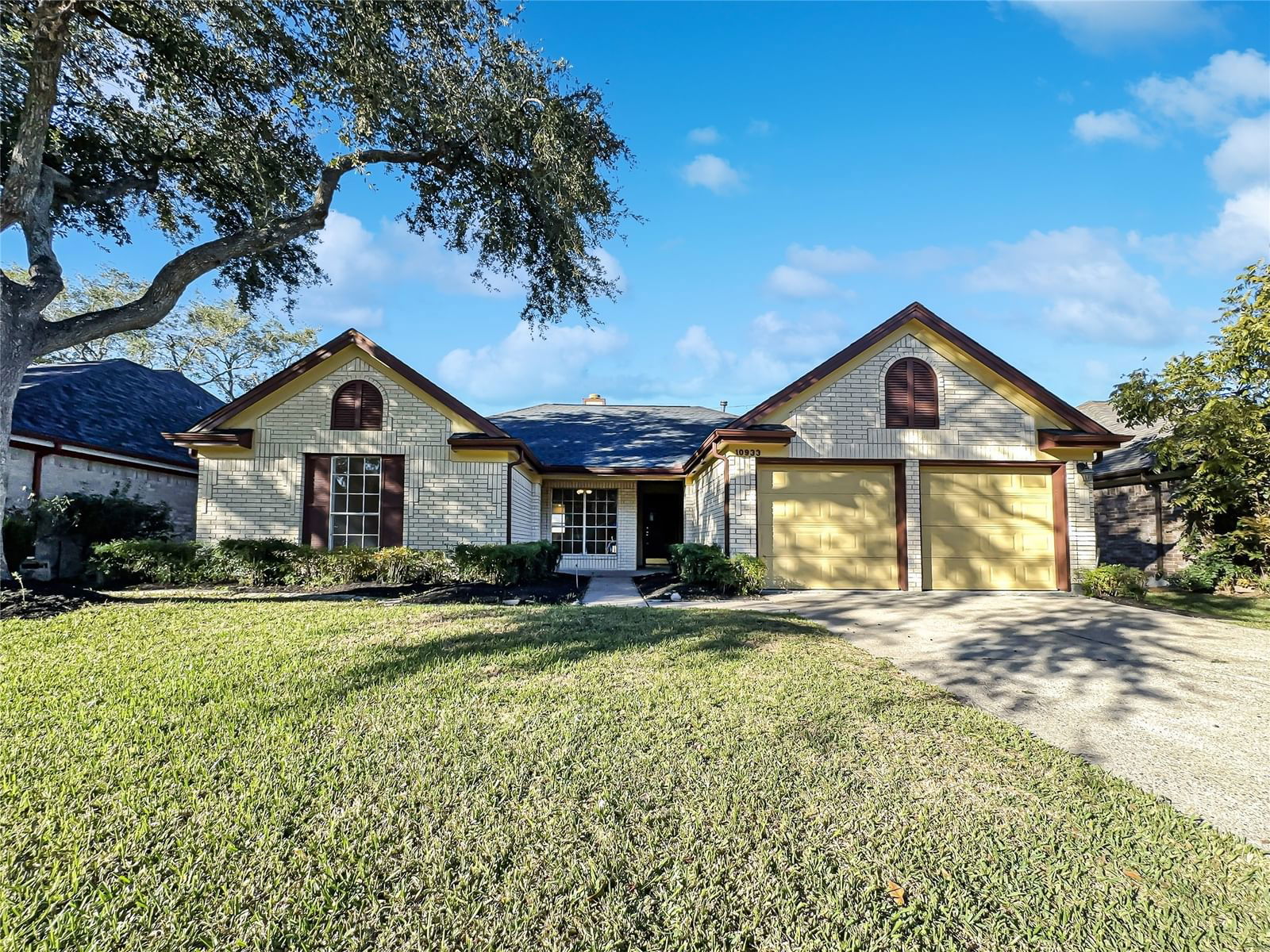 Real estate property located at 10933 Graywood, Harris, Fairmont Park East Sec 03 R/P, La Porte, TX, US