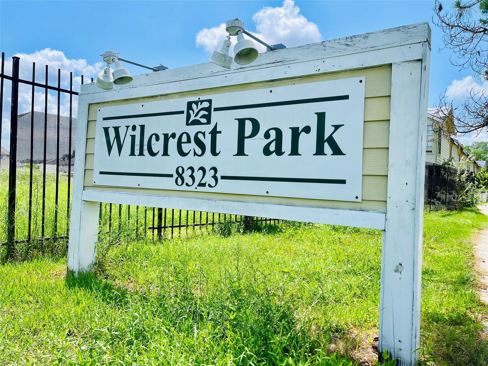 Real estate property located at 8323 Wilcrest #16004, Harris, Wilcrest Park Condo Sec 02c, Houston, TX, US