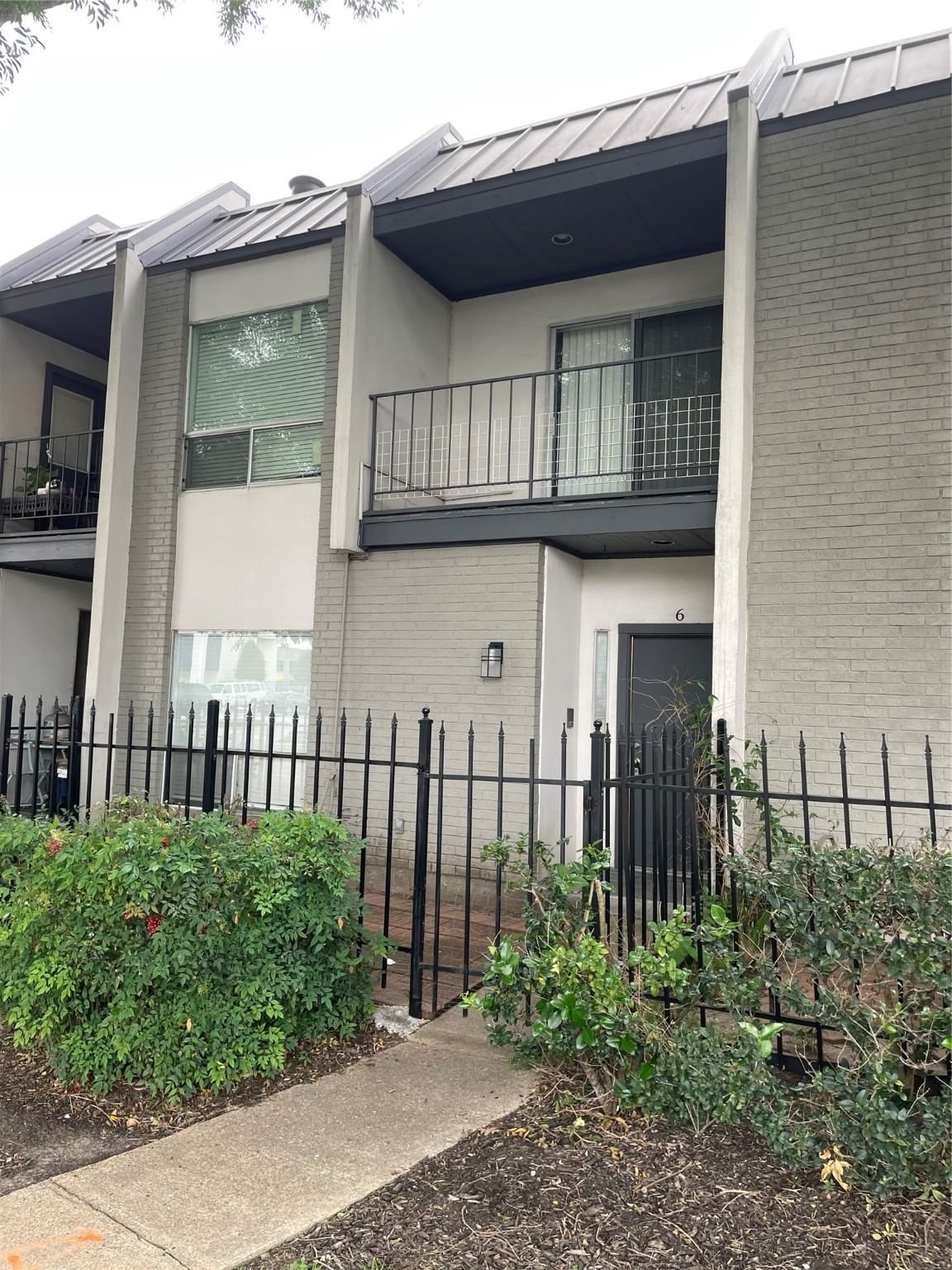 Real estate property located at 1300 Augusta #6, Harris, Chalet Royale T/H Condo, Houston, TX, US