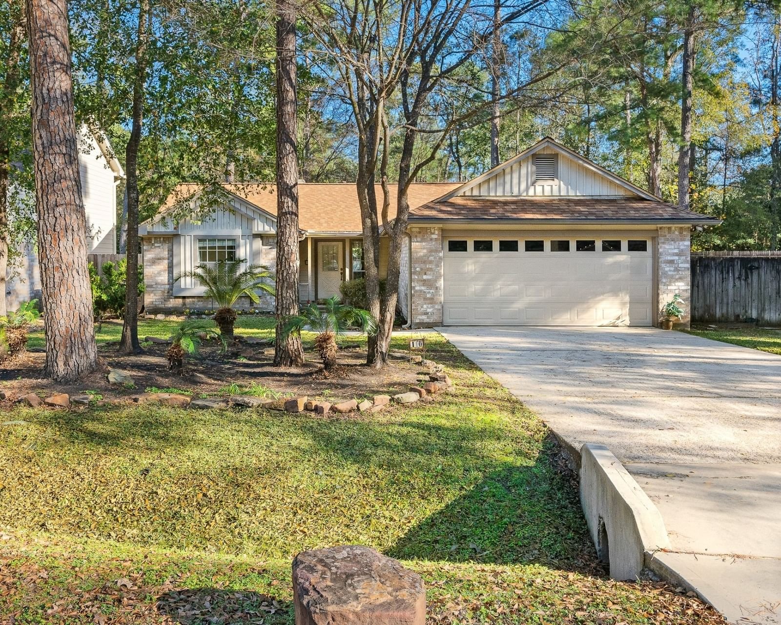 Real estate property located at 10 Edgewood Forest, Montgomery, WOODLANDS VILLAGE PANTHER CREEK, The Woodlands, TX, US
