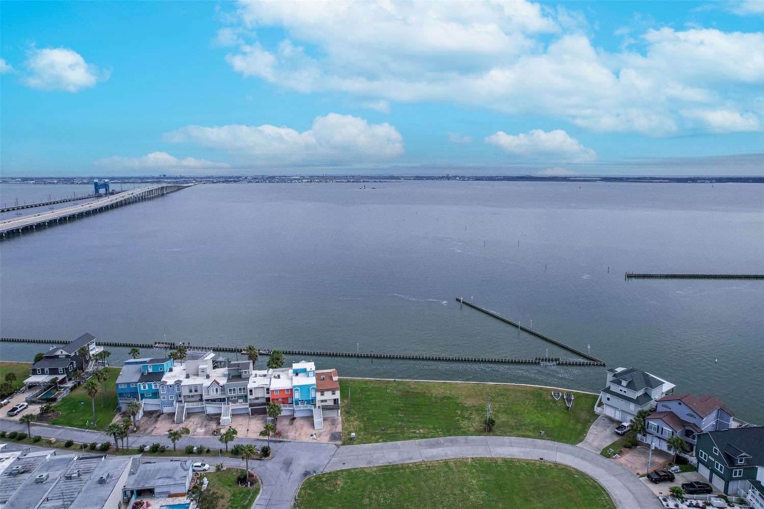 Real estate property located at 1 Hana, Galveston, Tiki Island Sec 17 2000, Tiki Island, TX, US