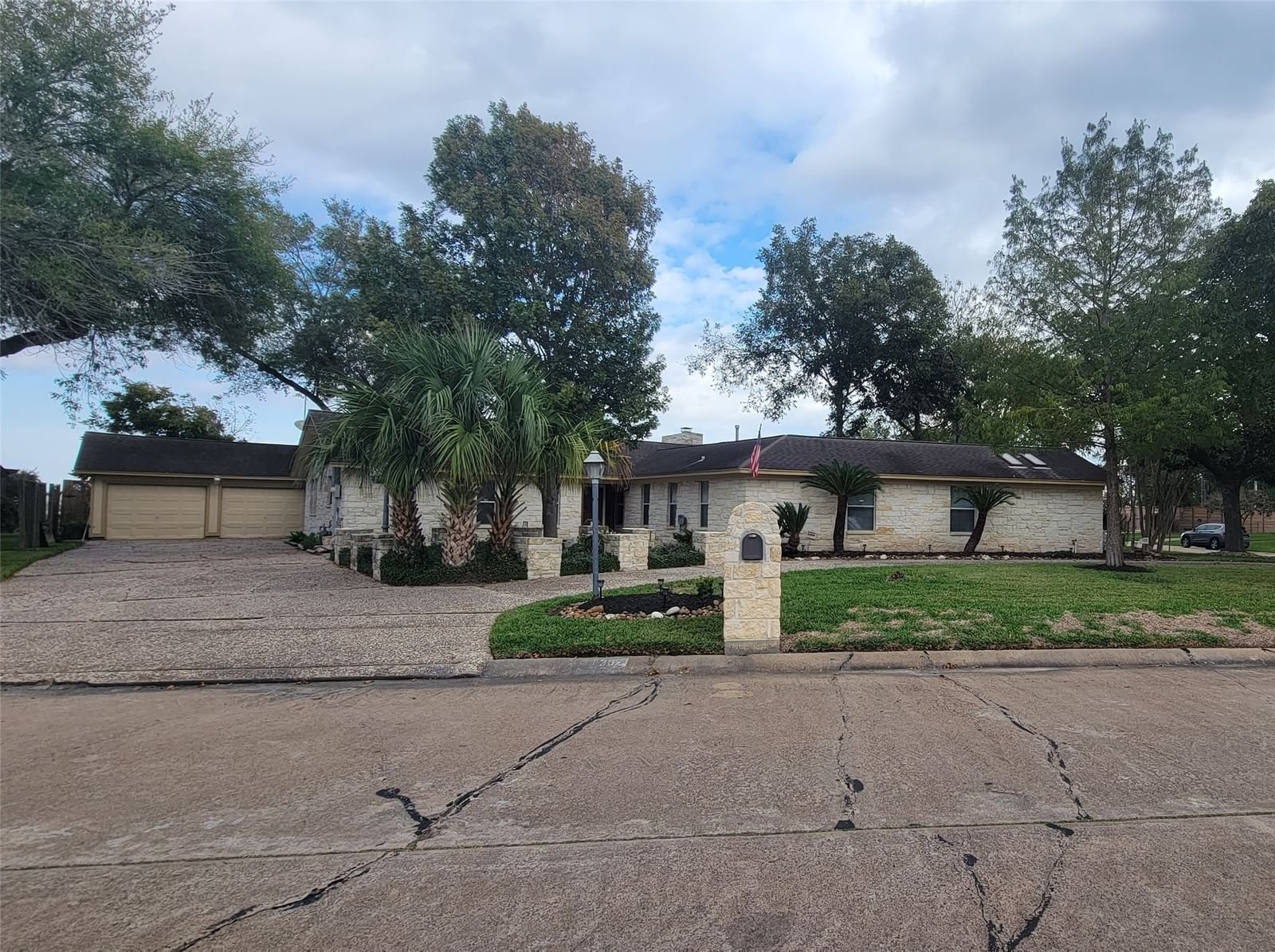 Real estate property located at 302 Lafayette, Galveston, Clear Creek Village Sec 1, League City, TX, US