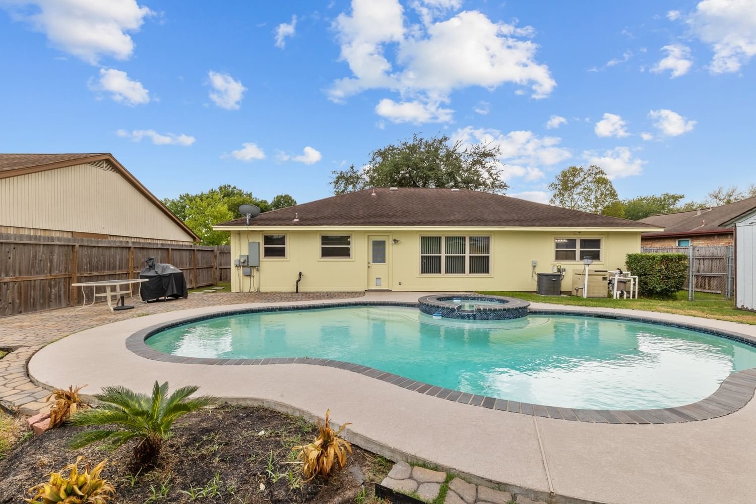 Real estate property located at 9739 Shell Rock, Harris, Fairmont Park West, La Porte, TX, US