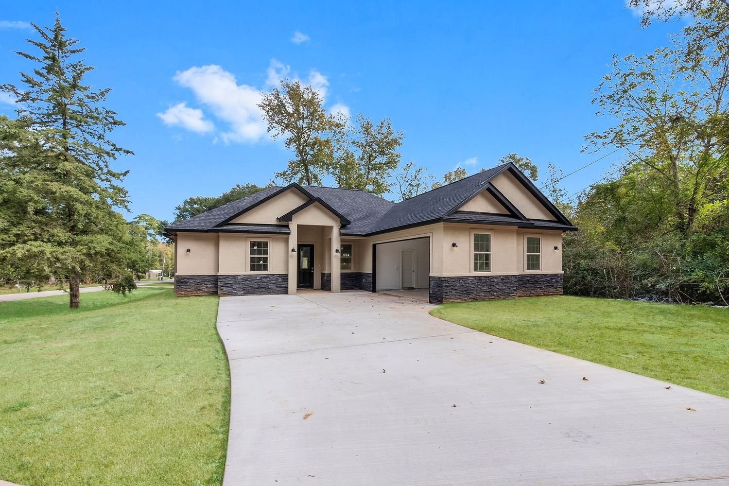 Real estate property located at 12840 Royal West, Montgomery, Royal Forest 02, Conroe, TX, US
