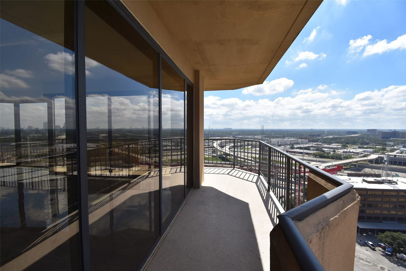 Real estate property located at 3350 Mccue #2101, Harris, Bristol Condo, Houston, TX, US