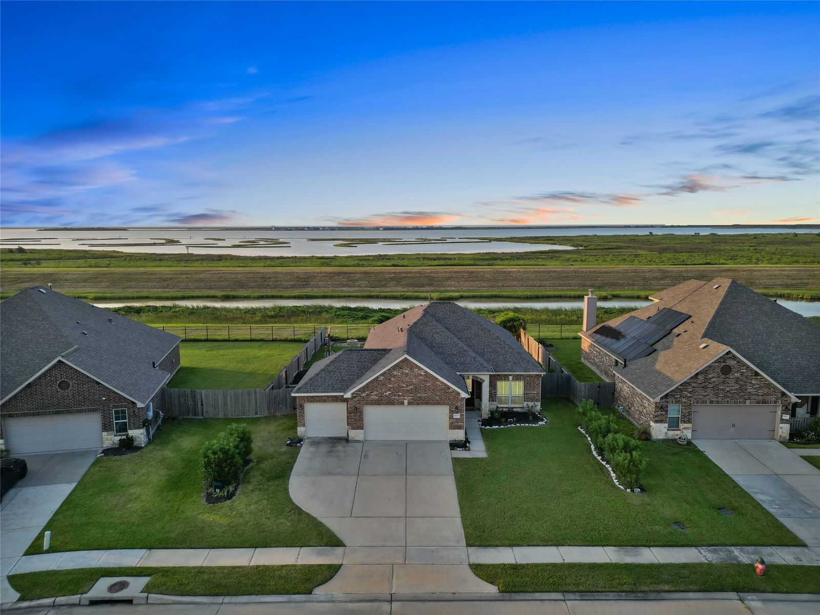 Real estate property located at 1002 White Willow, Galveston, Herons Lndg Sec 2, Texas City, TX, US