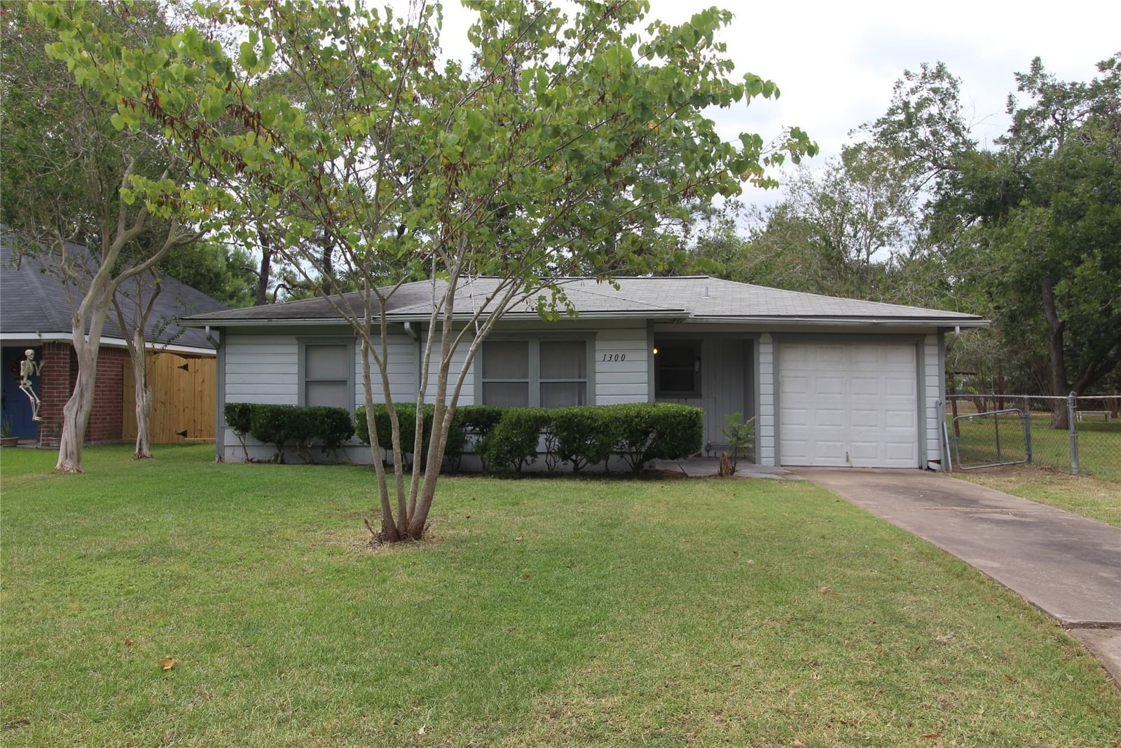 Real estate property located at 1300 Georgina, Fort Bend, C W Horak Add Sec 2, Rosenberg, TX, US